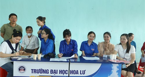 ĐOÀN TRƯỜNG ĐẠI HỌC HOA LƯ HỖ TRỢ SINH VIÊN D17 NHẬP HỌC