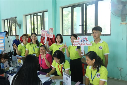 ĐOÀN TRƯỜNG ĐẠI HỌC HOA LƯ HỖ TRỢ SINH VIÊN D17 NHẬP HỌC