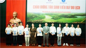 KHOA VĂN HOÁ - DU LỊCH TỔ CHỨC CHƯƠNG TRÌNH CHÀO TÂN SINH VIÊN D17 DU LỊCH