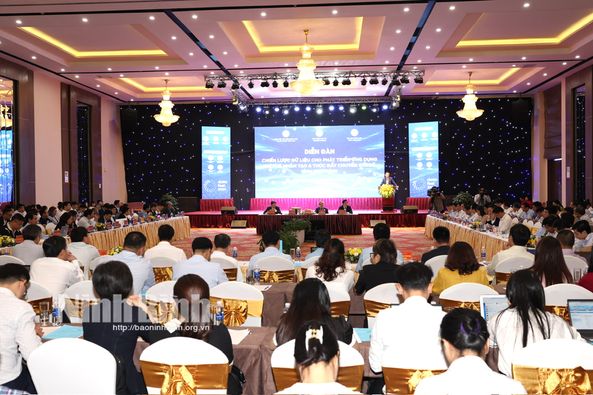 Thầy và Trò – sinh viên ngành Công nghệ thông tin (IT Student) Trường Đại học Hoa Lư tham dự diễn đàn “Chiến lược dữ liệu cho phát triển ứng dụng trí tuệ nhân tạo và thúc đẩy chuyển đổi số tỉnh Ninh Bình”.