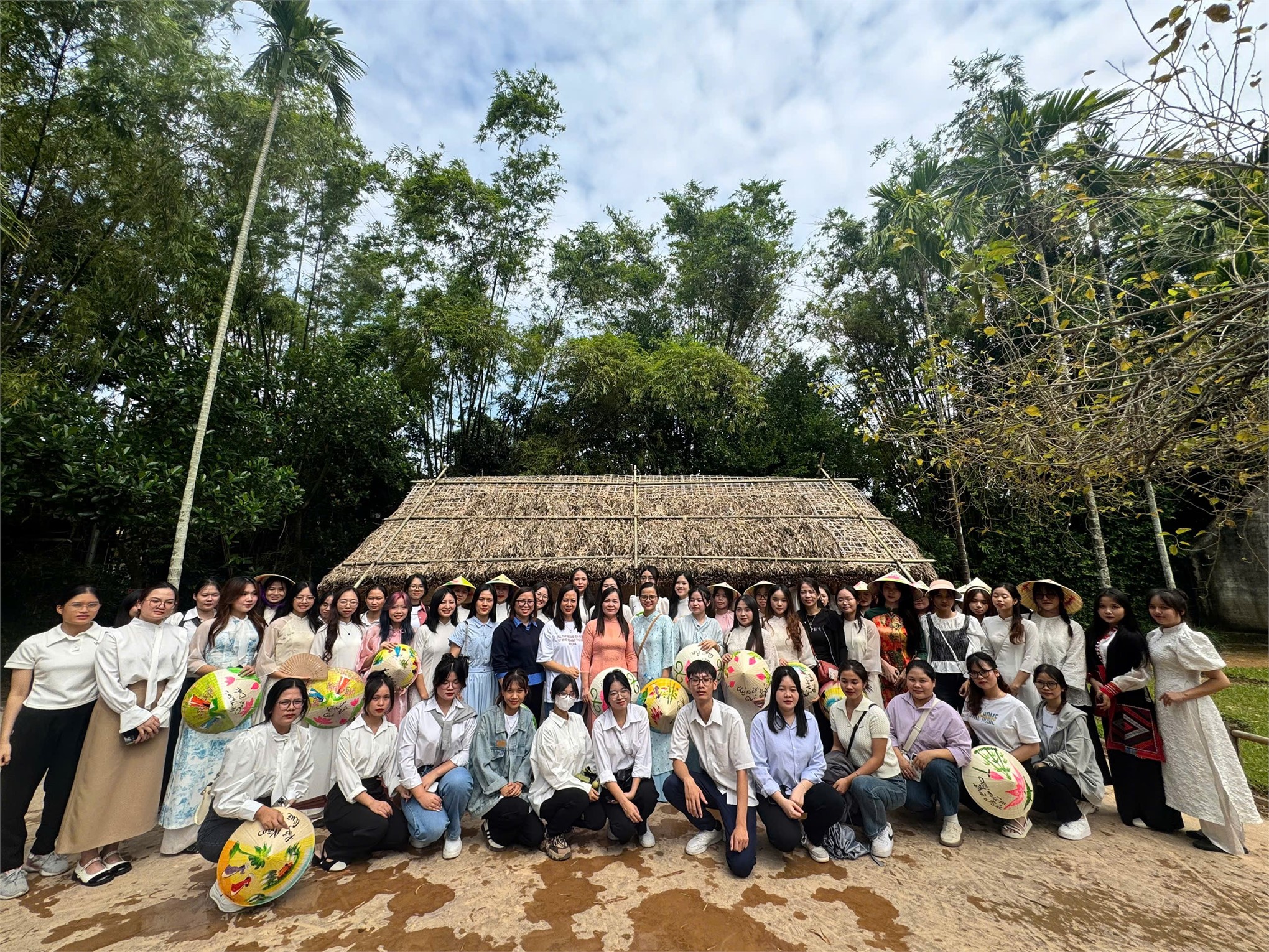 Sinh viên khóa D15 ngành Giáo dục tiểu học thực tế sư phạm tại Thanh Hóa, Nghệ An