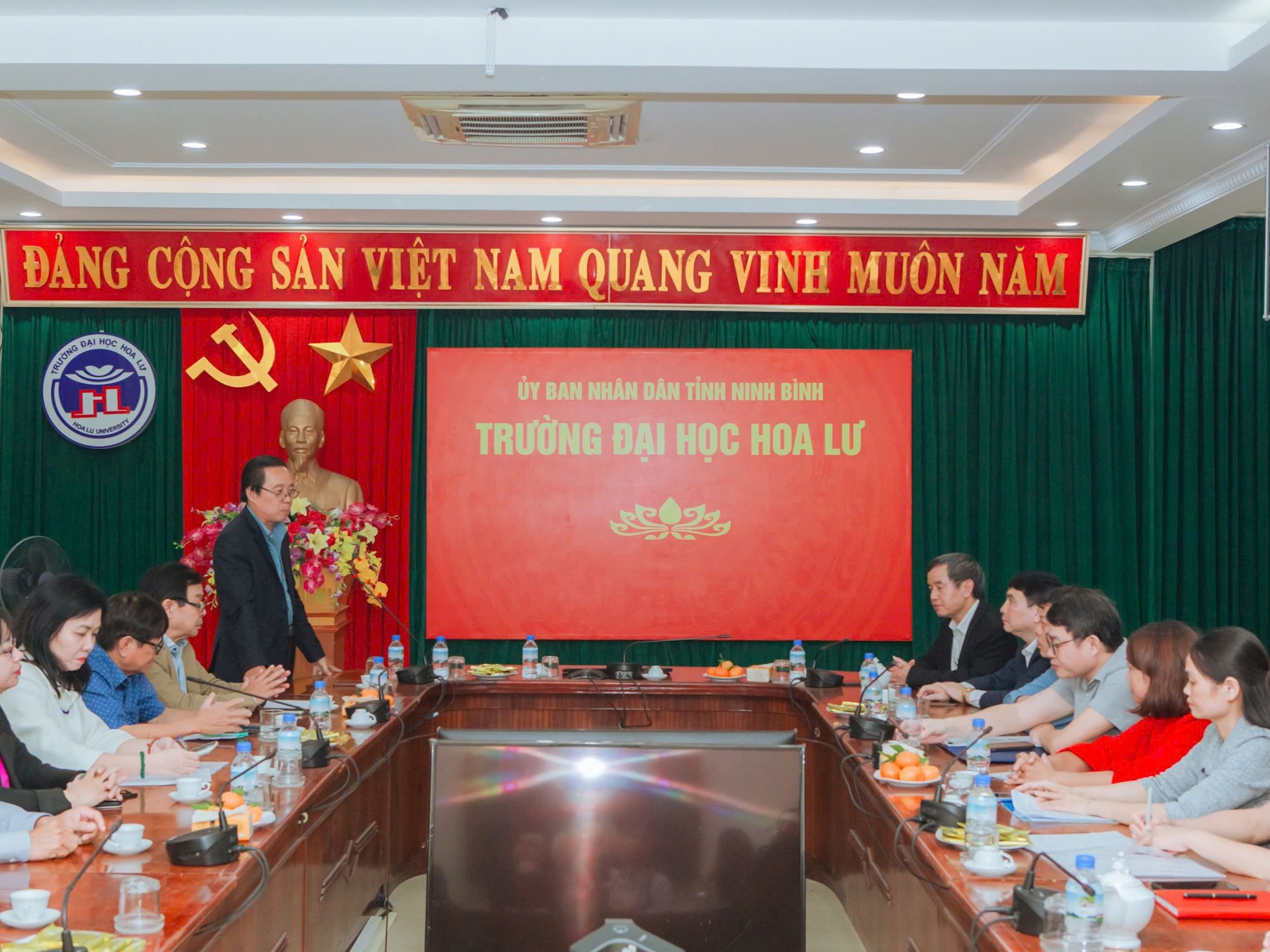 Trường Cán bộ quản lý giáo dục Thành phố Hồ Chí Minh đến thăm và làm việc với Trường Đại học Hoa Lư