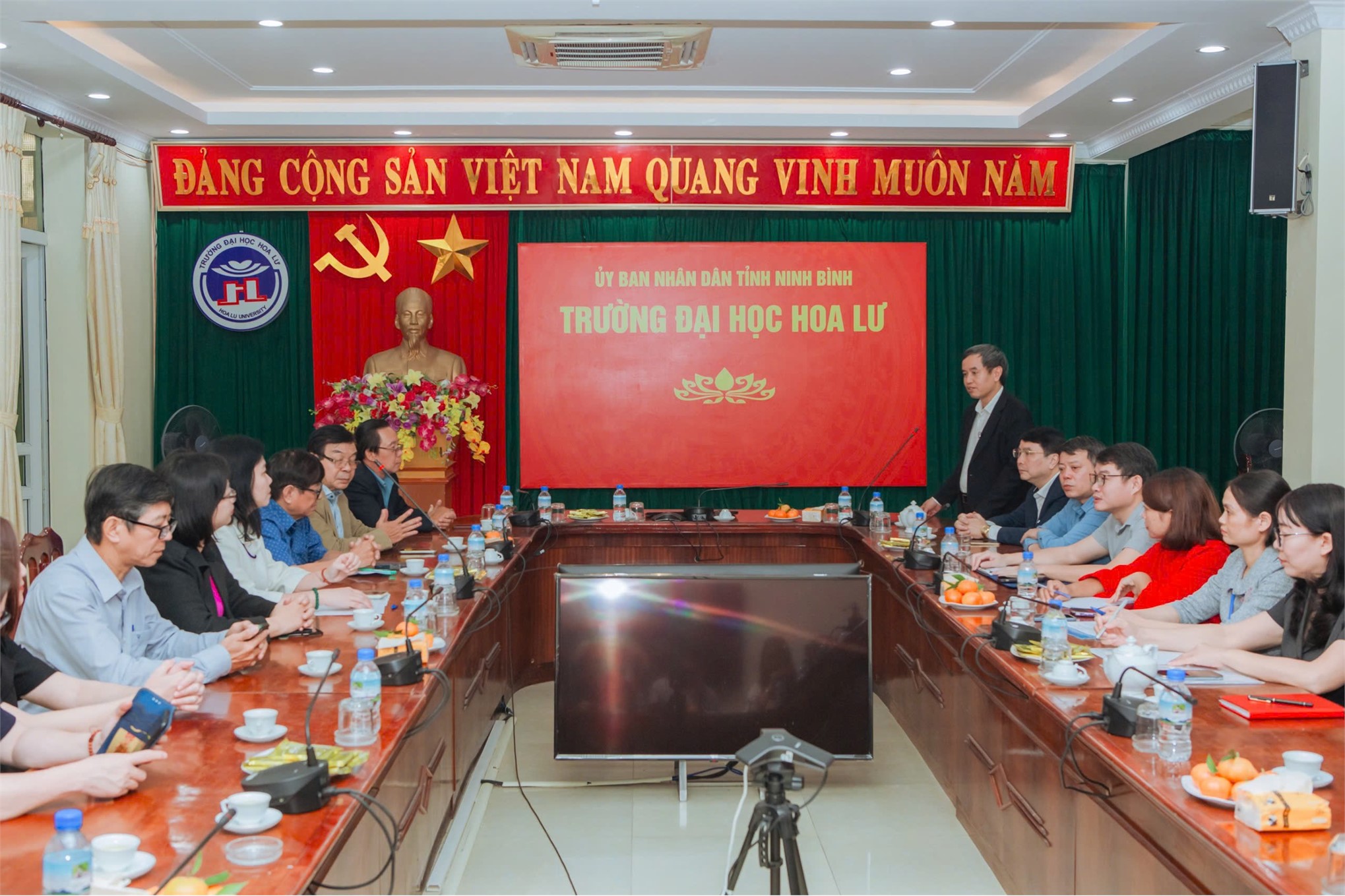 Trường Cán bộ quản lý giáo dục Thành phố Hồ Chí Minh đến thăm và làm việc với Trường Đại học Hoa Lư