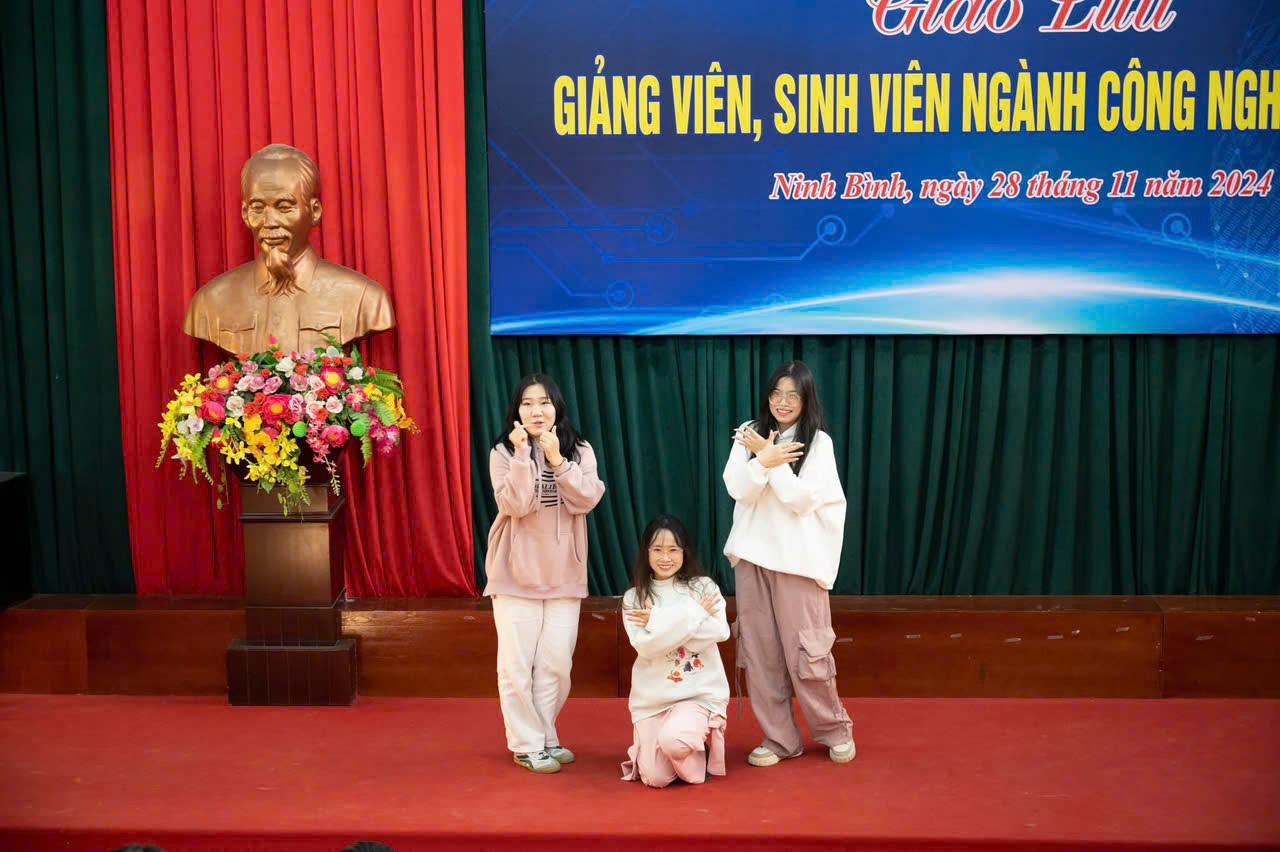 GIAO LƯU GIỮA GIẢNG VIÊN, SINH VIÊN KHOA NN-CNTT TRƯỜNG ĐẠI HỌC HOA LƯ VÀ KHOA CNTT TRƯỜNG ĐHSPHN