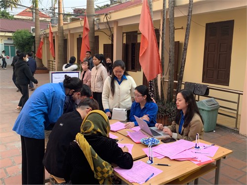 Giảng viên, sinh viên Trường Đại học Hoa Lư tham gia Chương trình `Chủ nhật đỏ` với thông điệp `Giọt máu nghĩa tình - Hồi sinh người bệnh`