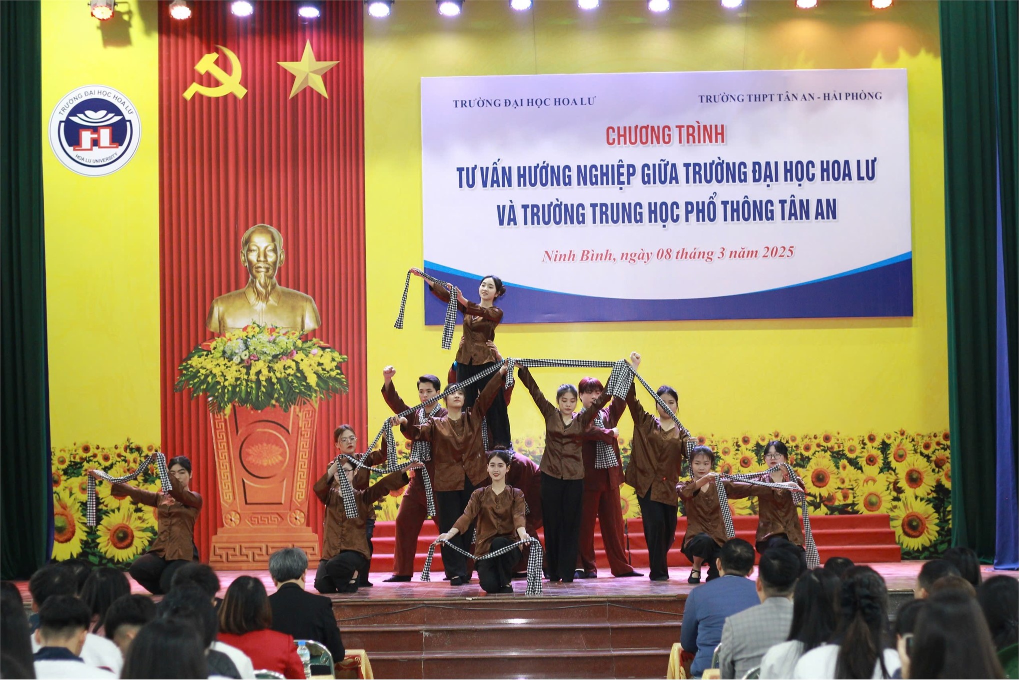 Chương trình tư vấn hướng nghiệp giữa Trường Đại học Hoa Lư và Trường THPT Tân An Hải Phòng