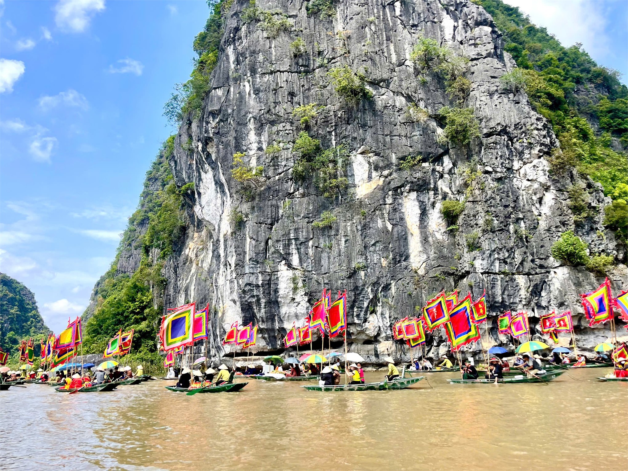 Sinh viên Trường Đại học Hoa Lư tham gia phục vụ tại Lễ hội Sắc vàng Tam Cốc - Tràng An