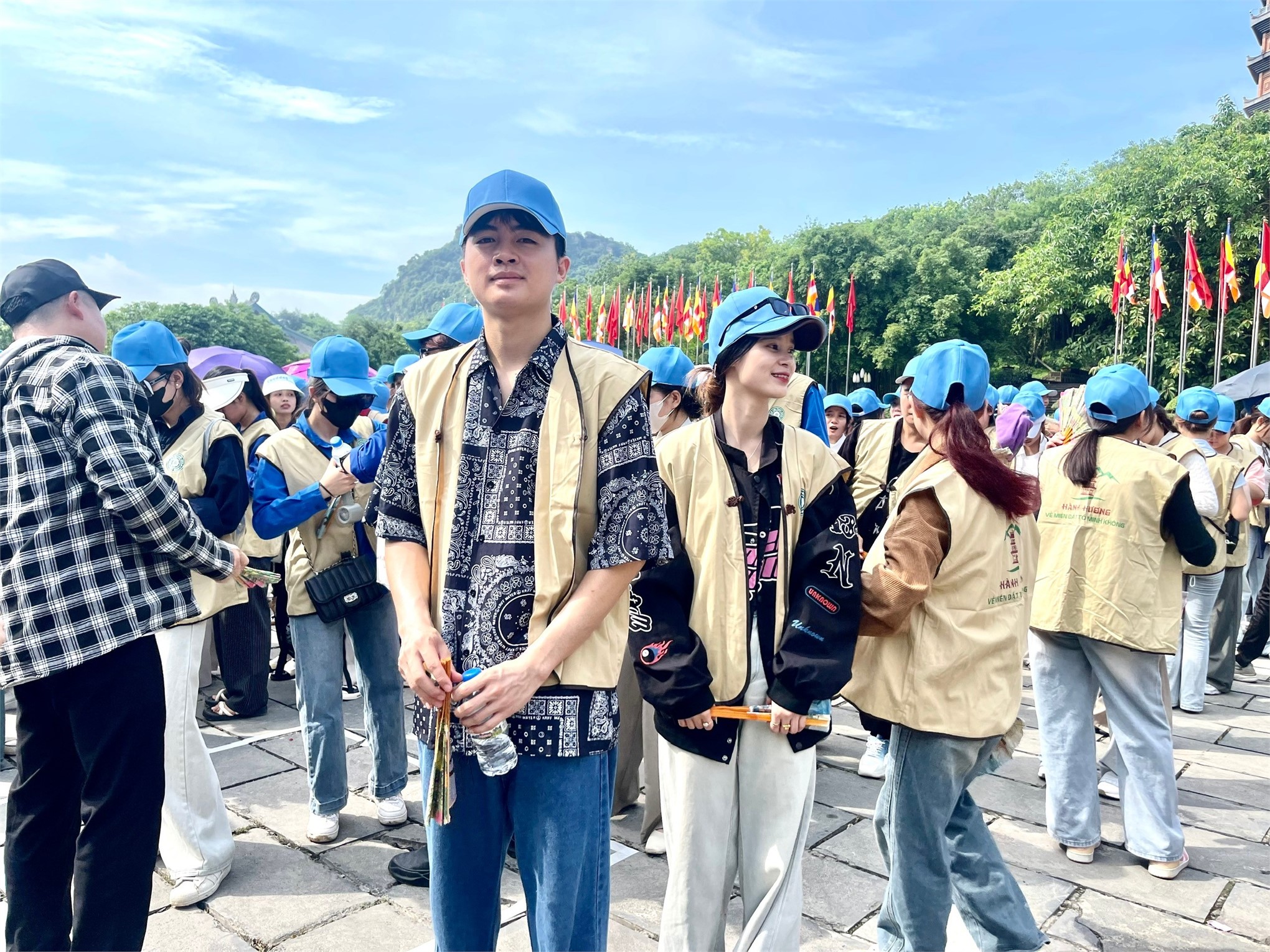 Hơn 200 tình nguyện viên Trường Đại học Hoa Lư hỗ trợ người dân chiêm bái Xá lợi Đức Phật tại chùa Bái Đính