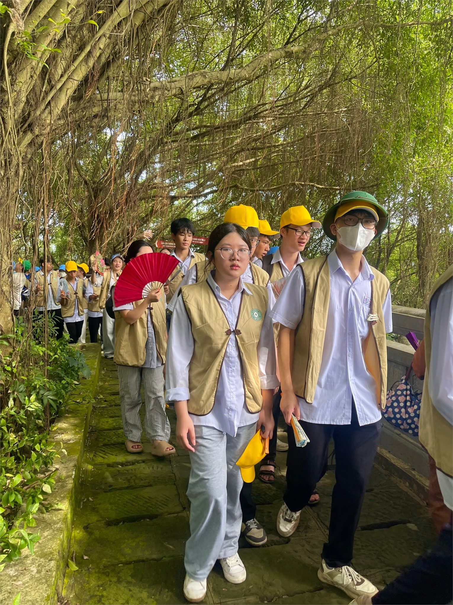 Hơn 200 tình nguyện viên Trường Đại học Hoa Lư hỗ trợ người dân chiêm bái Xá lợi Đức Phật tại chùa Bái Đính