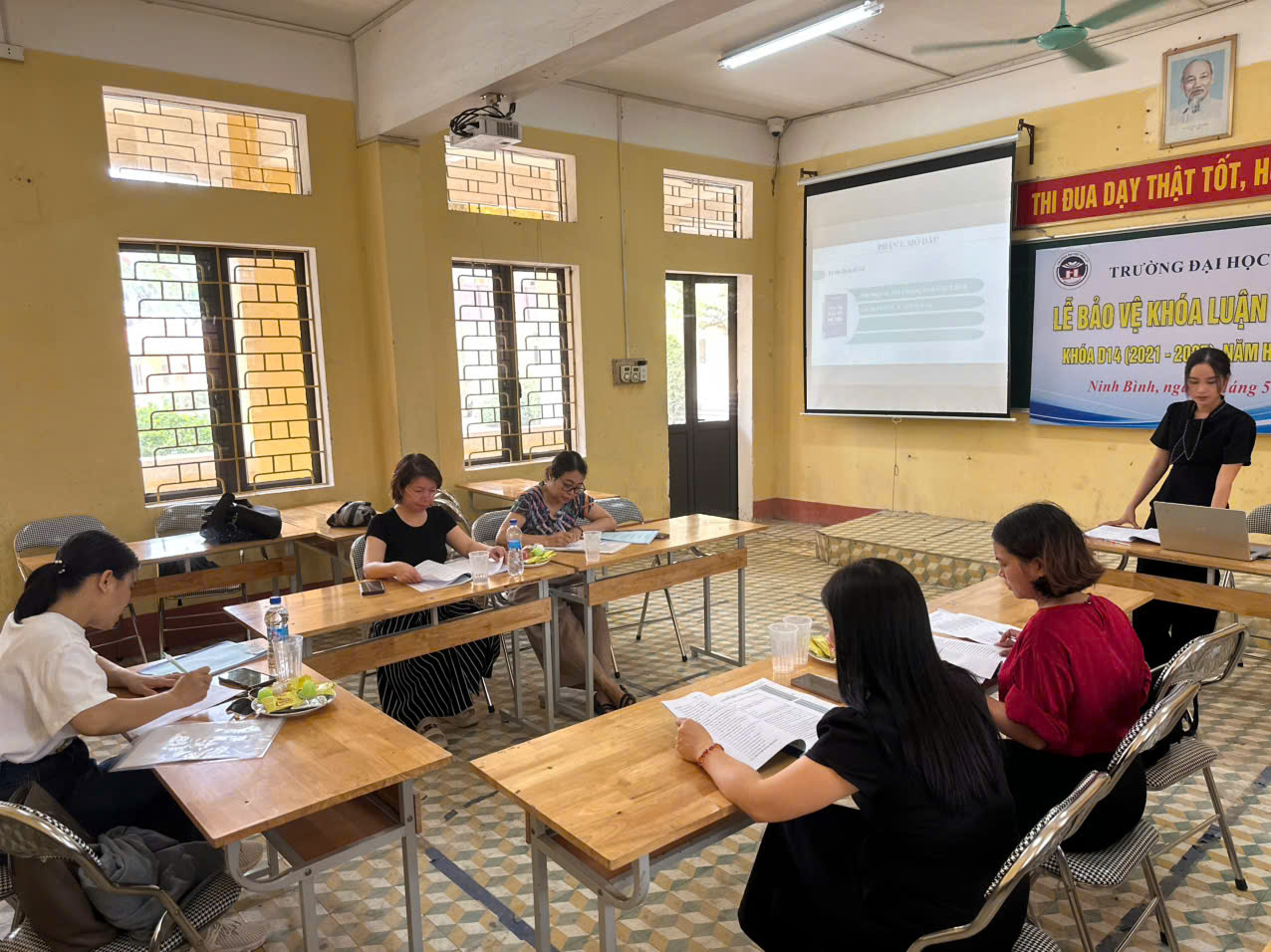 SINH VIÊN LỚP D14KHTN BẢO VỆ THÀNH CÔNG KHÓA LUẬN TỐT NGHIỆP