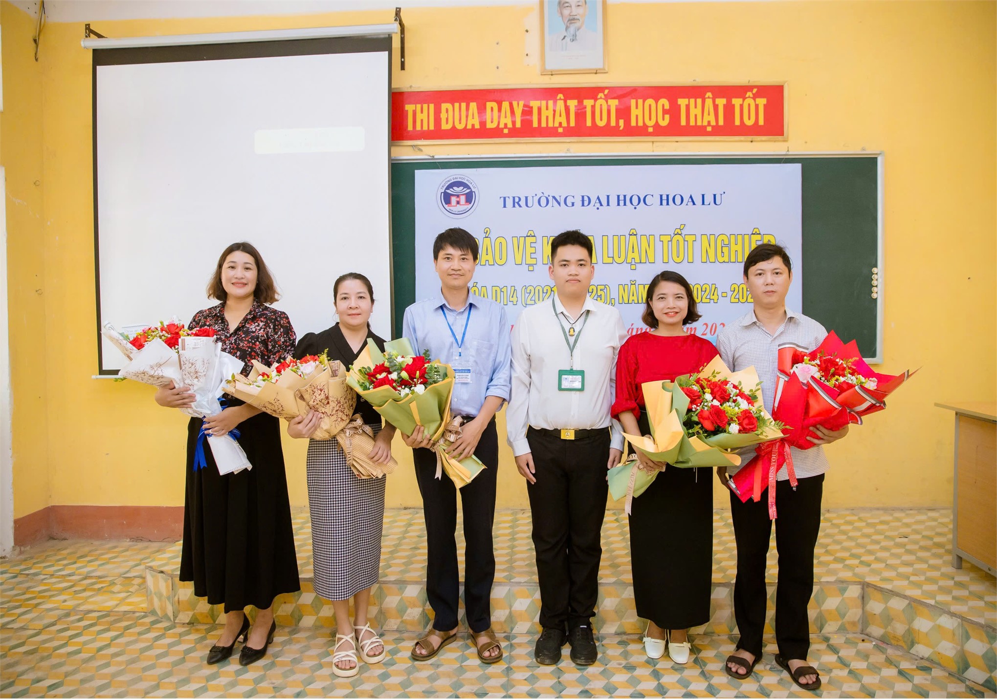 SINH VIÊN LỚP D14KHTN BẢO VỆ THÀNH CÔNG KHÓA LUẬN TỐT NGHIỆP