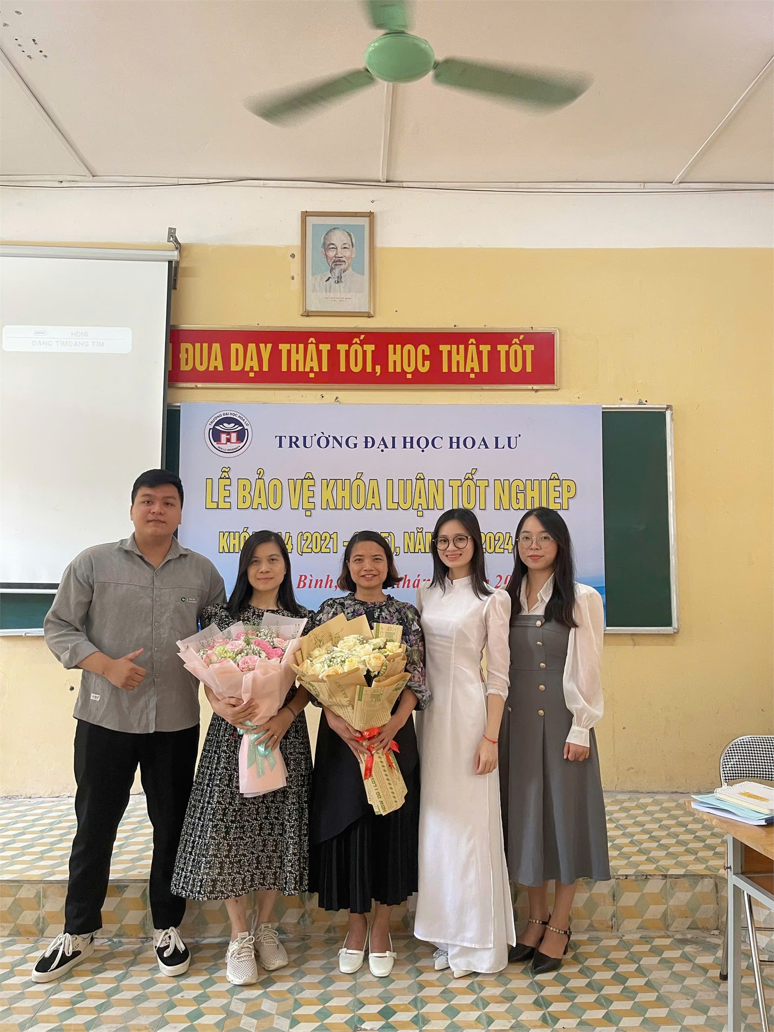 SINH VIÊN LỚP D14KHTN BẢO VỆ THÀNH CÔNG KHÓA LUẬN TỐT NGHIỆP