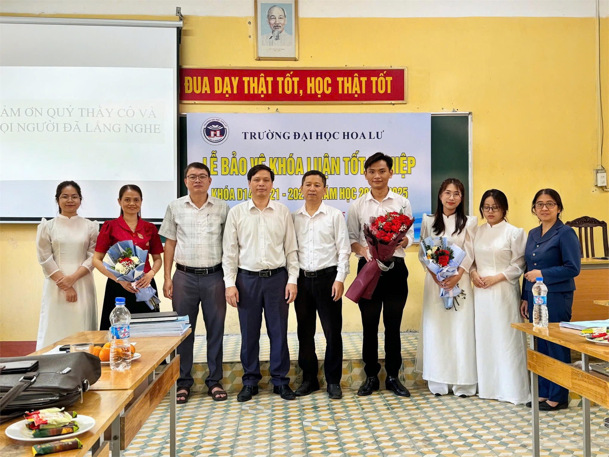 SINH VIÊN KHOÁ D14 NGÀNH KHOA HỌC TỰ NHIÊN VÀ LỊCH SỬ - ĐỊA LÝ BẢO VỆ THÀNH CÔNG KHÓA LUẬN TỐT NGHIỆP