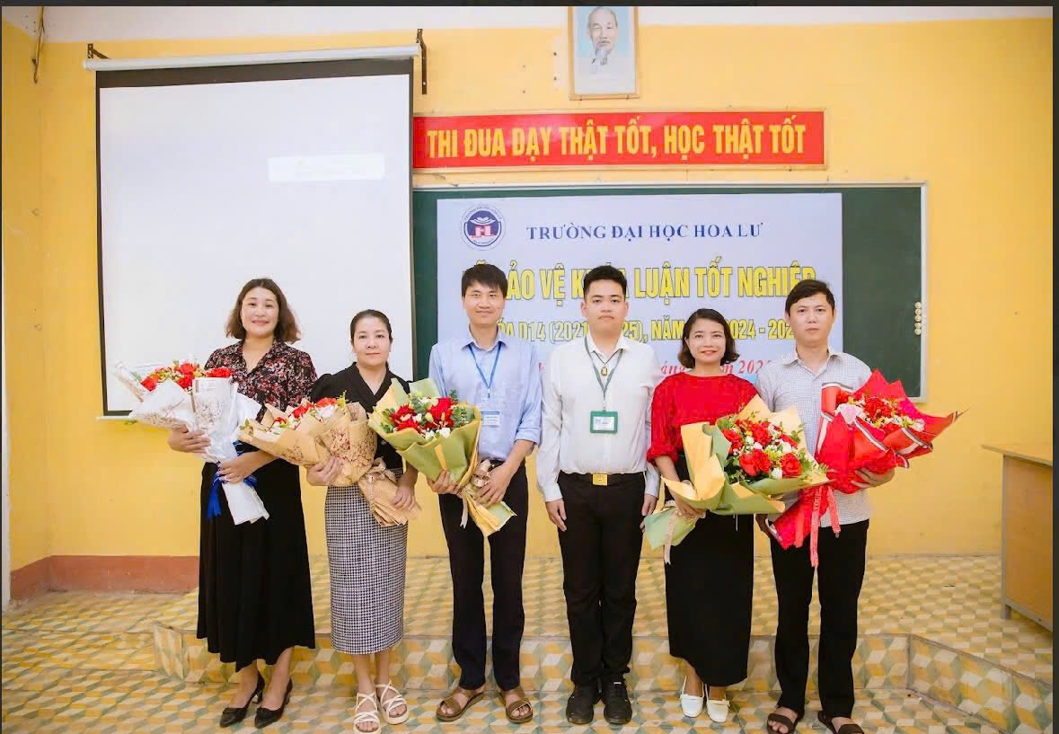 SINH VIÊN KHOÁ D14 NGÀNH KHOA HỌC TỰ NHIÊN VÀ LỊCH SỬ - ĐỊA LÝ BẢO VỆ THÀNH CÔNG KHÓA LUẬN TỐT NGHIỆP