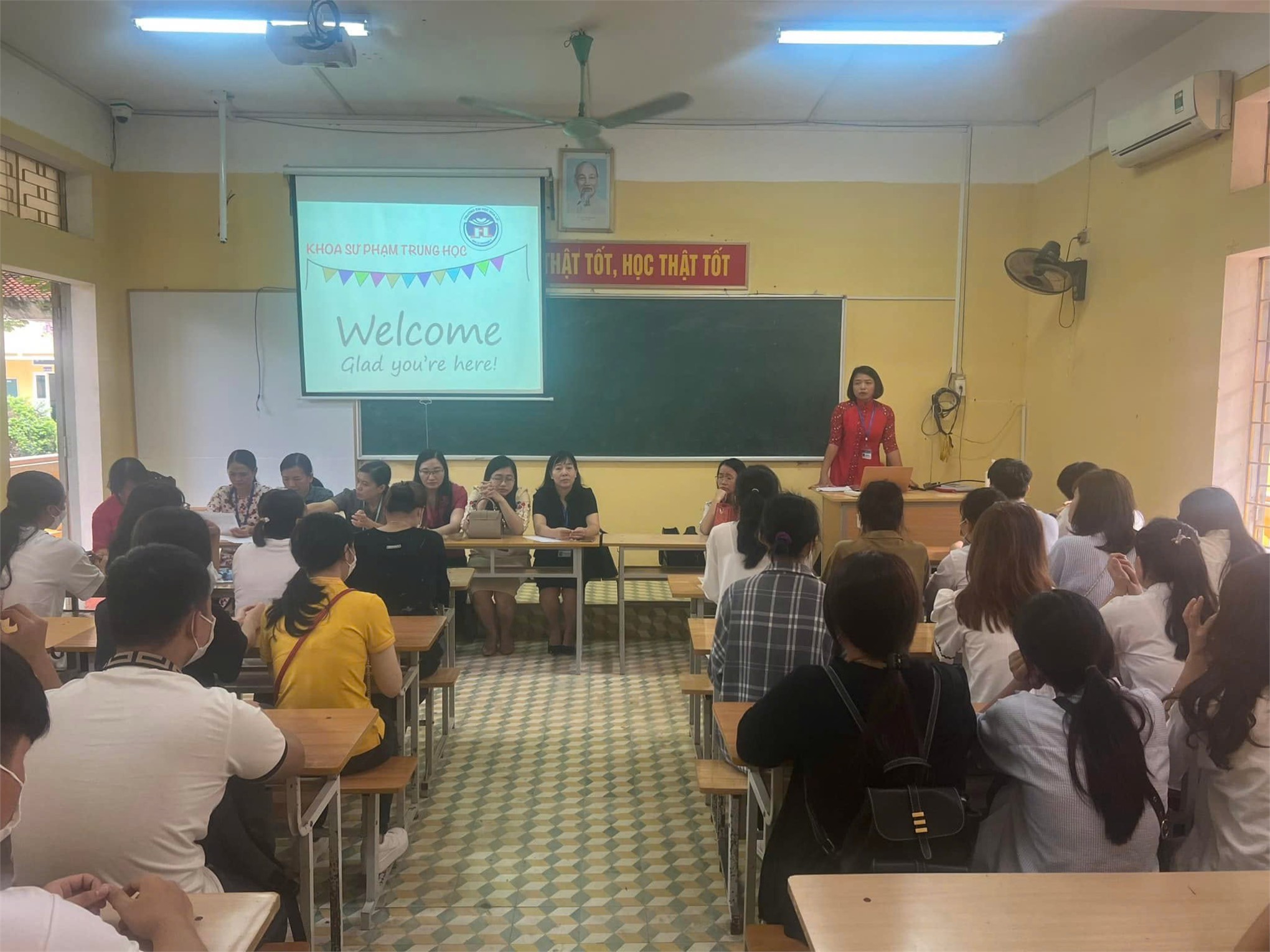 CHÀO ĐÓN CÁC TÂN SINH VIÊN D15 KHOA HỌC TỰ NHIÊN VÀ D15 LỊCH SỬ – ĐỊA LÝ GIA NHẬP MÁI NHÀ KHOA SƯ PHẠM TRUNG HỌC – TRƯỜNG ĐẠI HỌC HOA LƯ