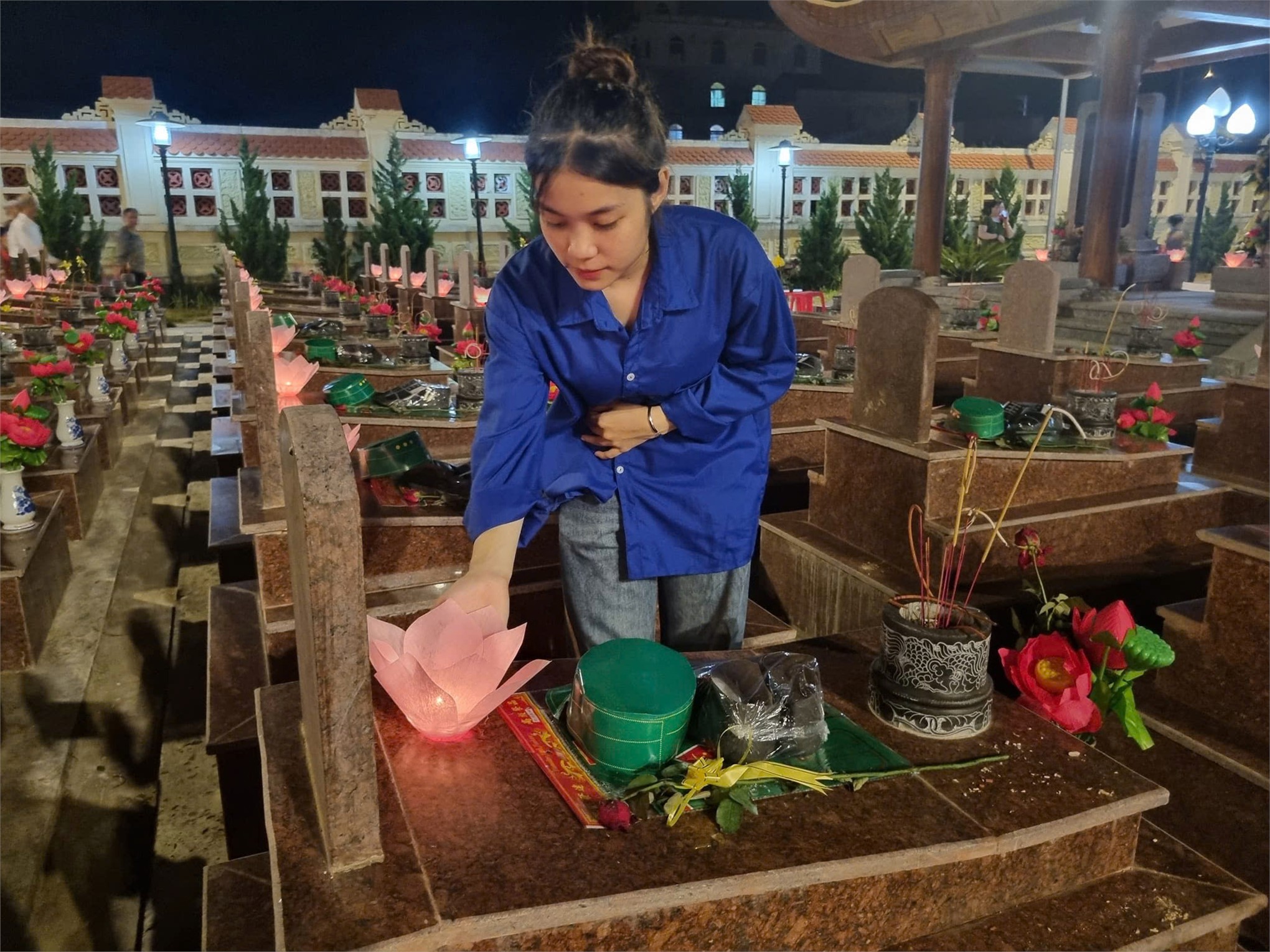 ĐOÀN VIÊN KHOA SƯ PHẠM TRUNG HỌC THAM GIA LỄ THẮP NẾN TRI ÂN TẠI NGHĨA TRANG LIỆT SĨ HUYỆN GIA VIỄN – TƯỞNG NHỚ, BIẾT ƠN VÀ TIẾP NỐI