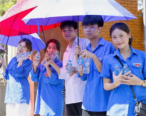 TIẾP SỨC MÙA THI 2025 - KHÔNG NGẠI NẮNG NÓNG, LUÔN SẴN SÀNG ĐỒNG HÀNH CÙNG SĨ TỬ!