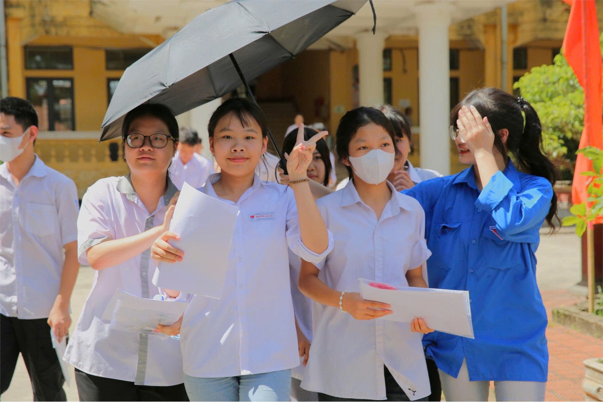 Tuổi trẻ Trường Đại học Hoa Lư tiếp sức mùa thi tại điểm Trường PTTHSP Tràng