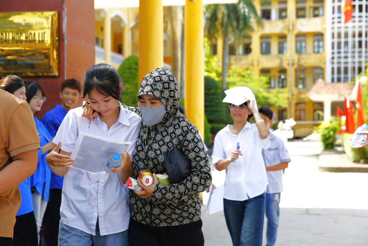 Tuổi trẻ Trường Đại học Hoa Lư tiếp sức mùa thi tại điểm Trường PTTHSP Tràng