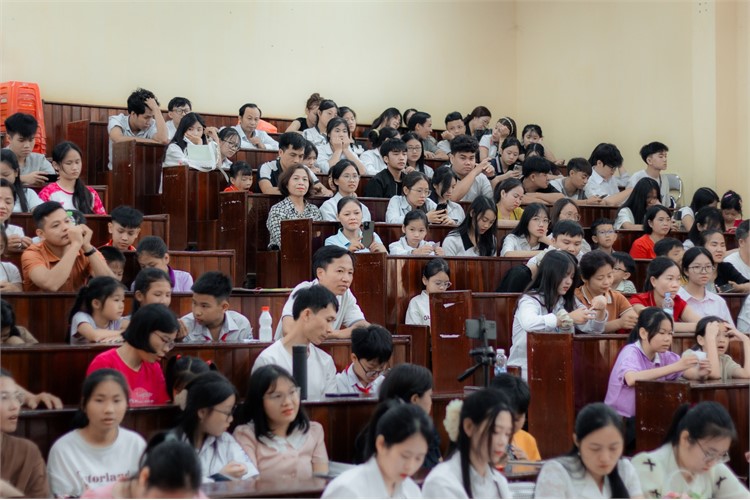 VÒNG CHUNG KẾT CUỘC THI “KỂ CHUYỆN TIẾNG ANH 2025” MANG LẠI NHIỀU CẢM XÚC, ẤN TƯỢNG
