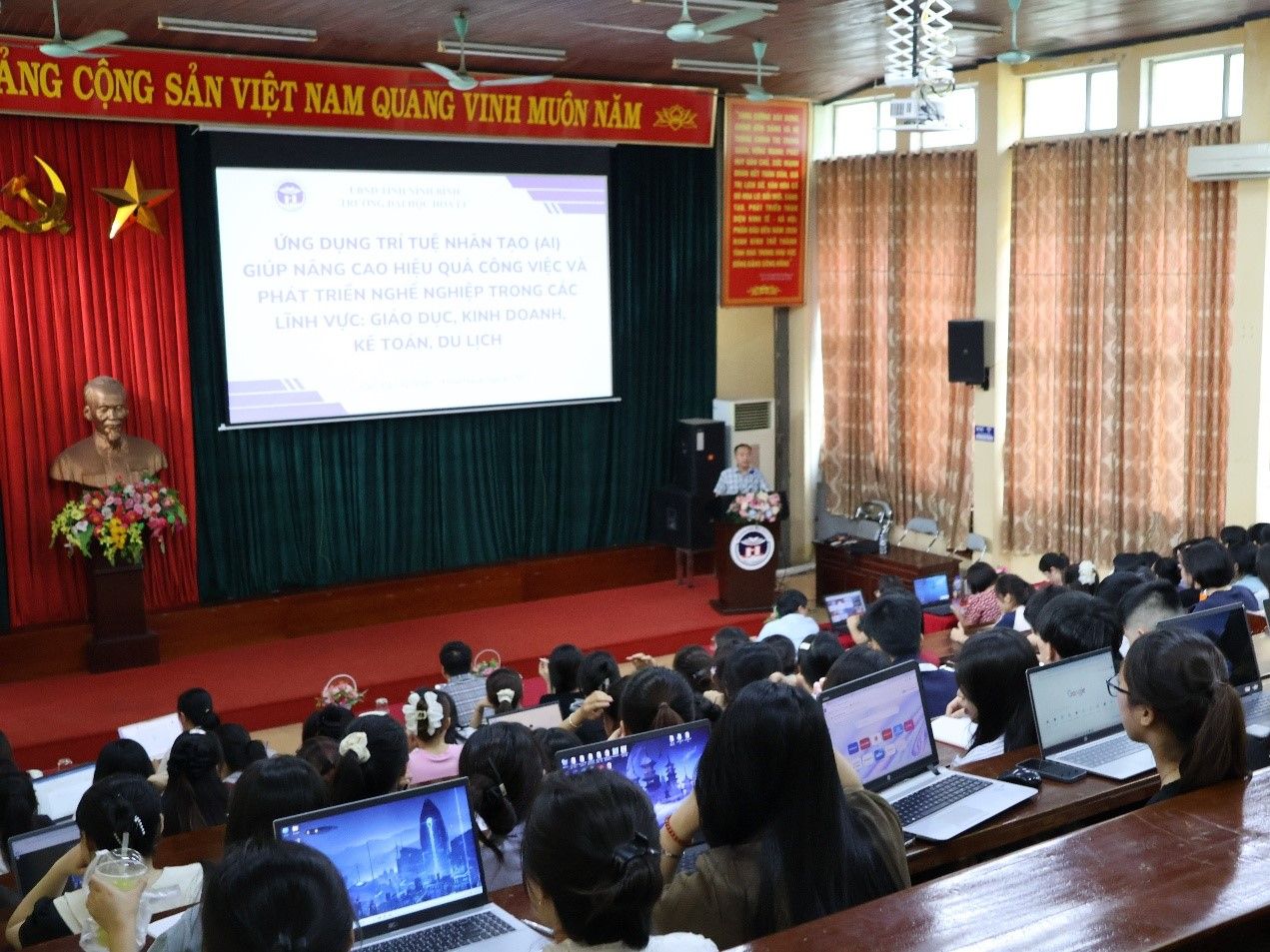 Trường Đại học Hoa Lư tập huấn nâng cao năng lực sử dụng trí tuệ nhân tạo (AI) cho sinh viên khoá D14