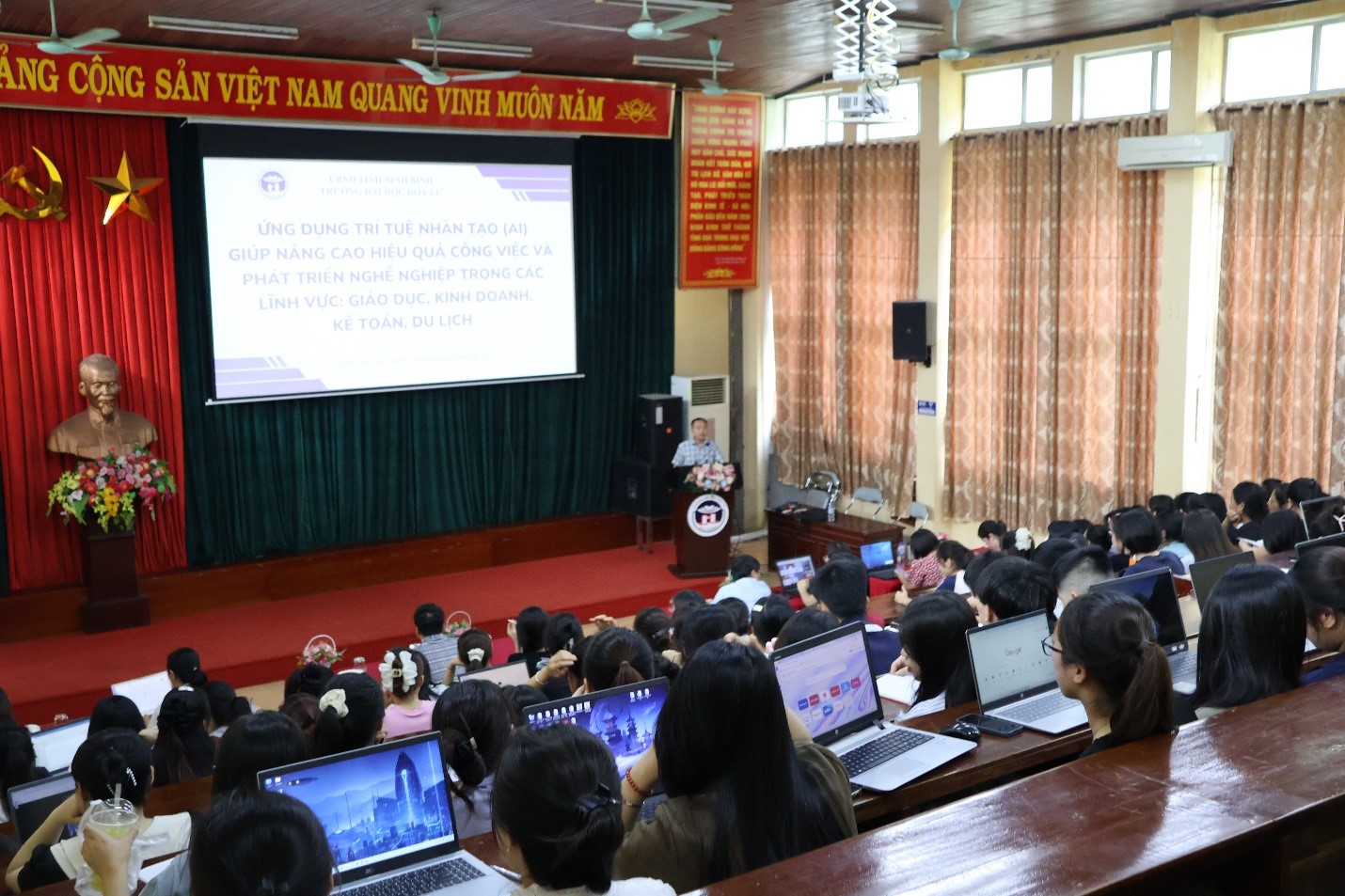 Trường Đại học Hoa Lư tập huấn nâng cao năng lực sử dụng trí tuệ nhân tạo (AI) cho sinh viên khoá D14