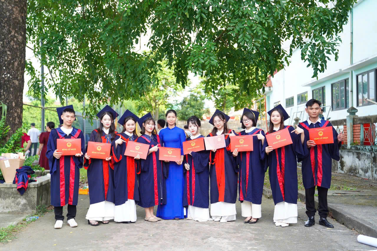CHÚC MỪNG CÁC TÂN CỬ NHÂN KHOA SƯ PHẠM TRUNG HỌC – NIÊN KHÓA 2021–2025