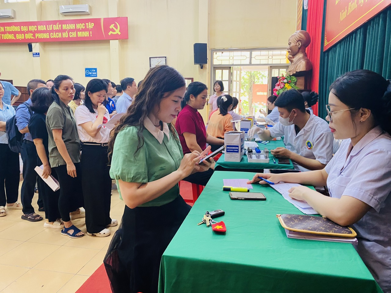 Phòng Hành chính - Quản trị tổ chức khám sức khoẻ định kỳ toàn trường