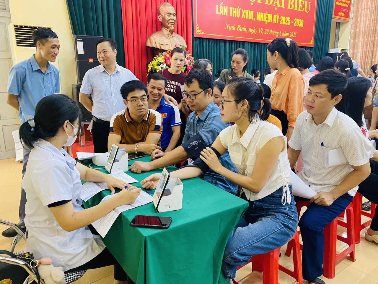 Phòng Hành chính - Quản trị tổ chức khám sức khoẻ định kỳ toàn trường