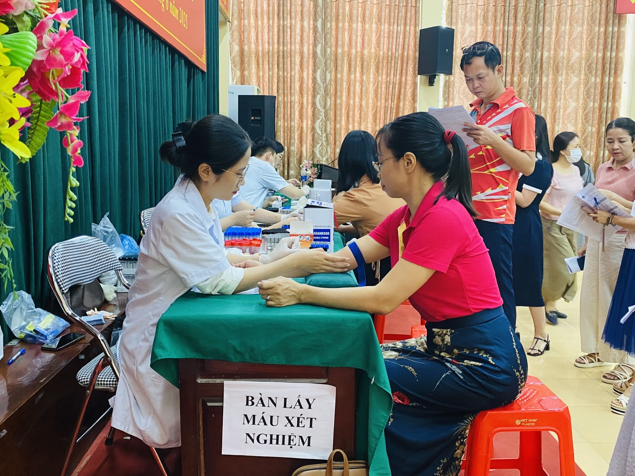 Phòng Hành chính - Quản trị tổ chức khám sức khoẻ định kỳ toàn trường