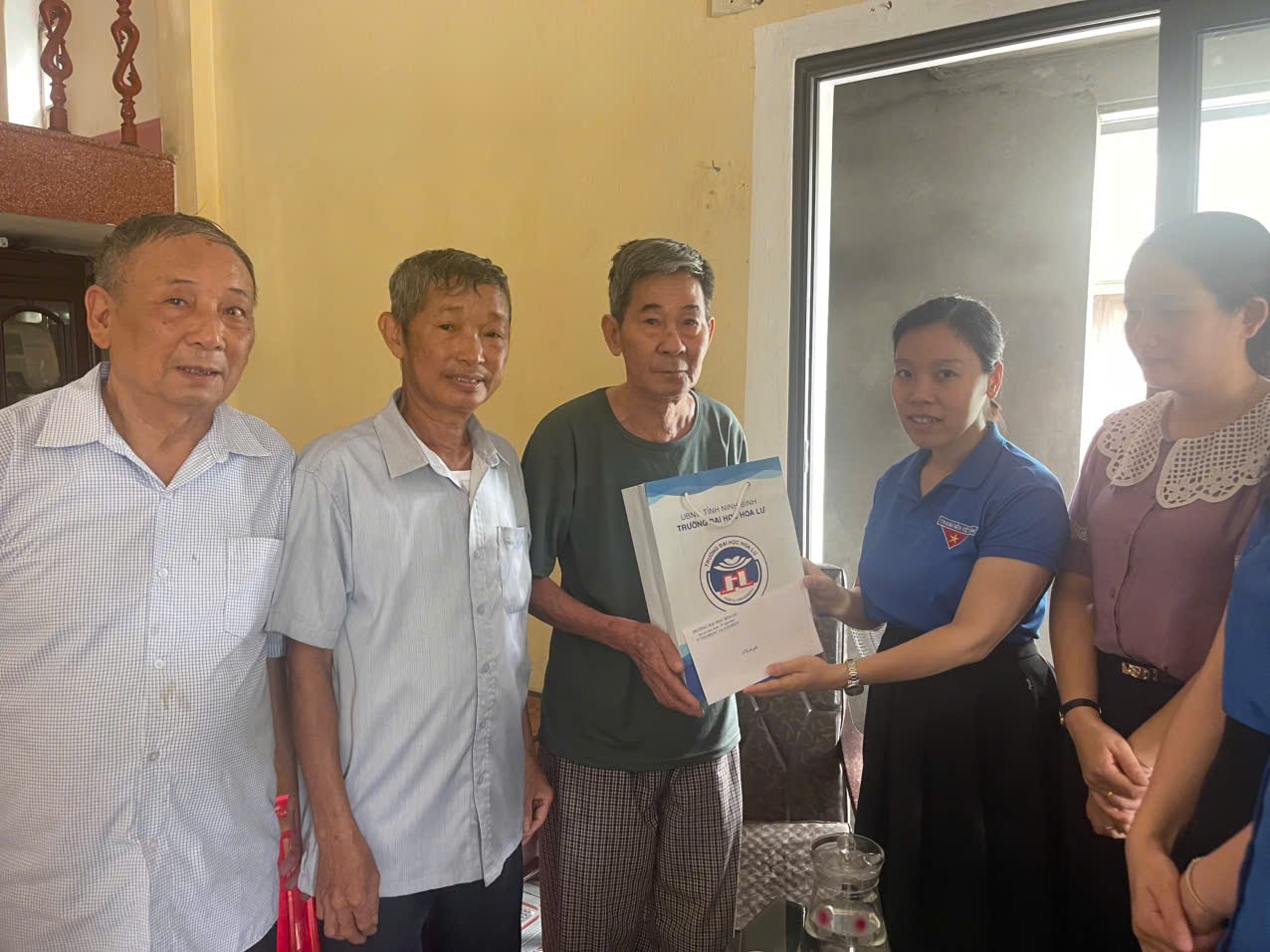 ĐOÀN THANH NIÊN TRƯỜNG ĐẠI HỌC HOA LƯ TỔ CHỨC THĂM HỎI TẶNG QUÀ THƯƠNG BINH TẠI PHƯỜNG NAM HOA LƯ - NINH BÌNH