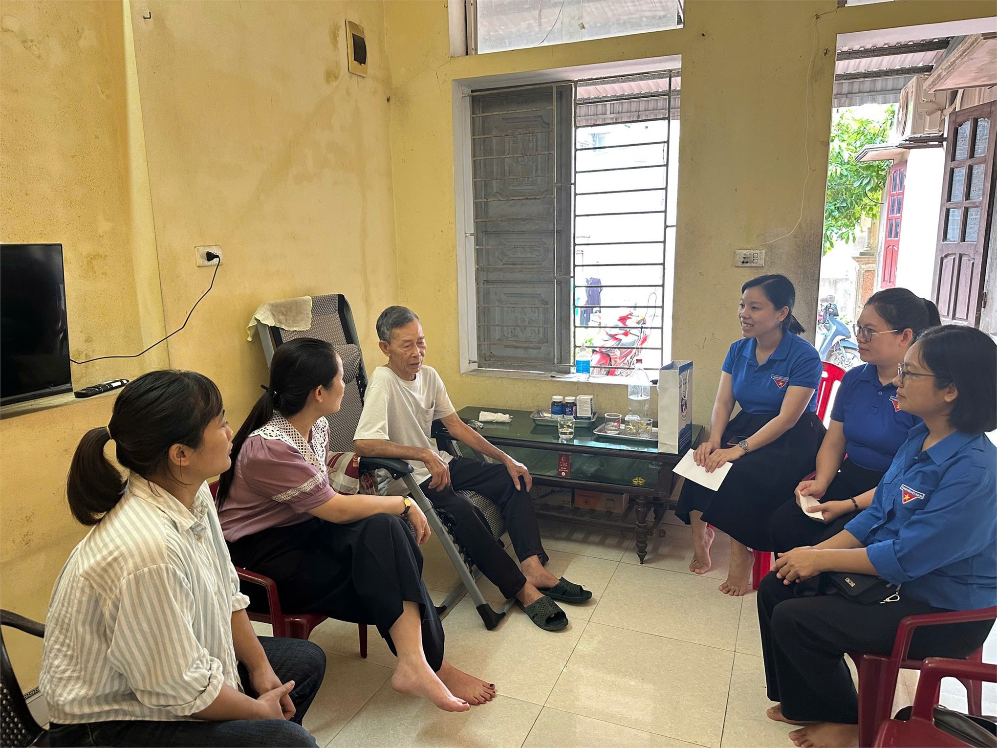 ĐOÀN THANH NIÊN TRƯỜNG ĐẠI HỌC HOA LƯ TỔ CHỨC THĂM HỎI TẶNG QUÀ THƯƠNG BINH TẠI PHƯỜNG NAM HOA LƯ - NINH BÌNH