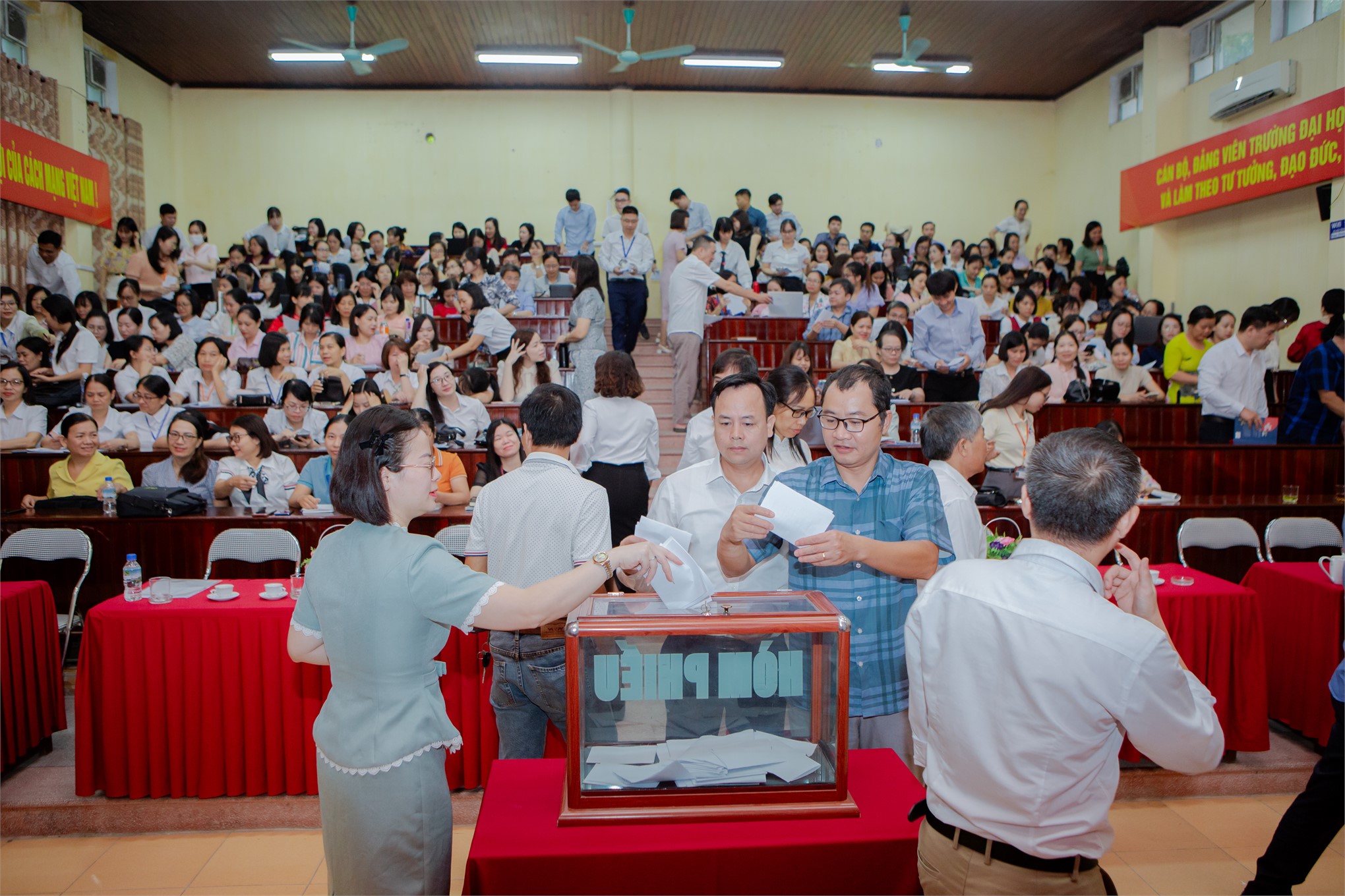 Hội nghị viên chức và lao động tổng kết năm học 2024 – 2025 và triển khai nhiệm vụ năm học 2025 - 2026