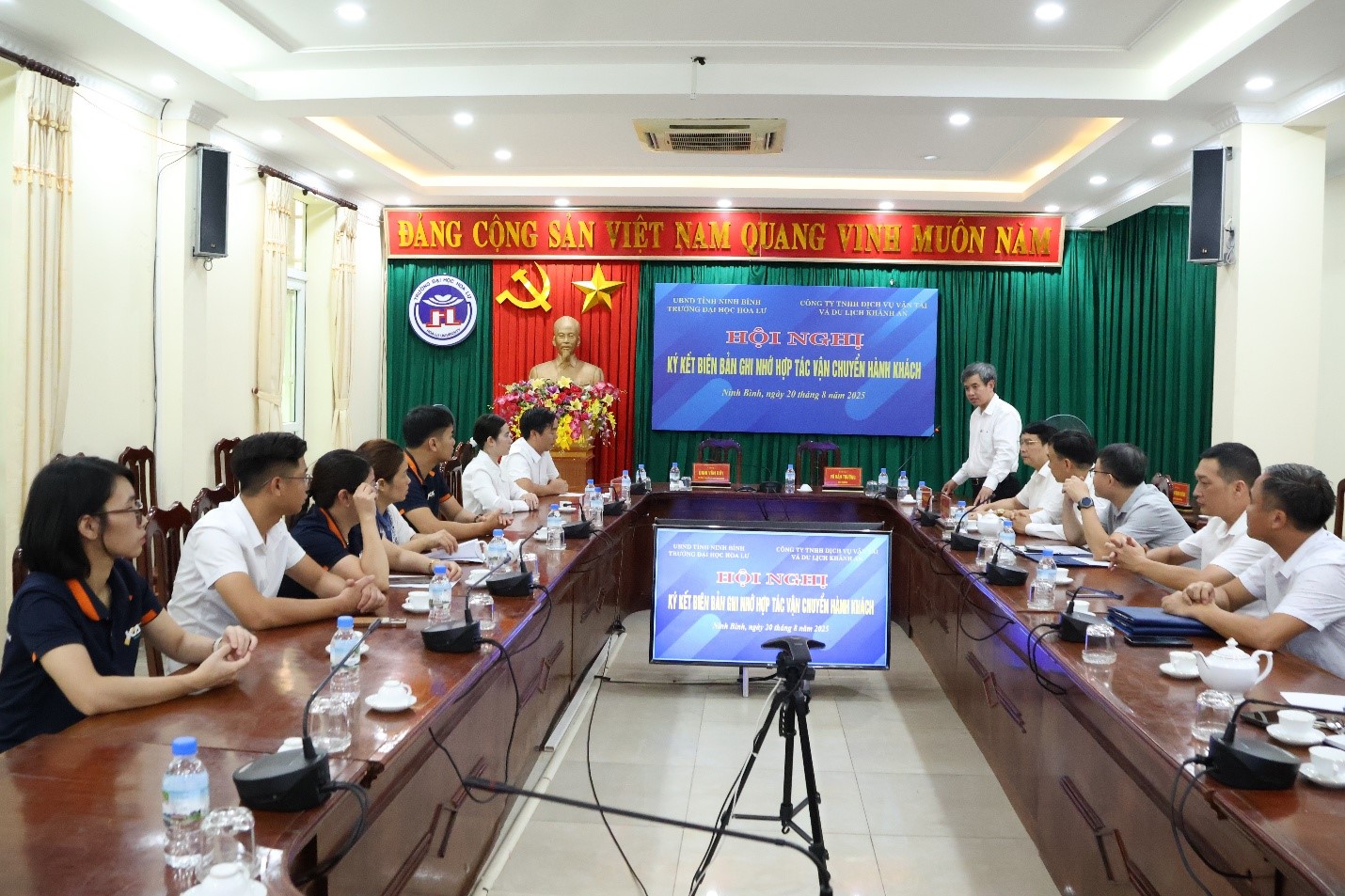 Hội nghị ký kết biên bản ghi nhớ hợp tác vận chuyển hành khách giữa Trường Đại học Hoa Lư và Công ty TNHH dịch vụ vận tải và du lịch Khánh An