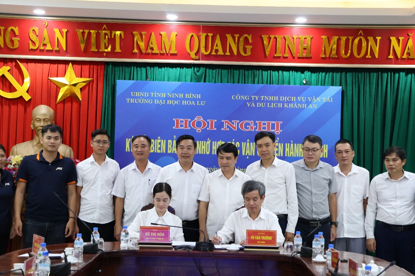 Hội nghị ký kết biên bản ghi nhớ hợp tác vận chuyển hành khách giữa Trường Đại học Hoa Lư và Công ty TNHH dịch vụ vận tải và du lịch Khánh An
