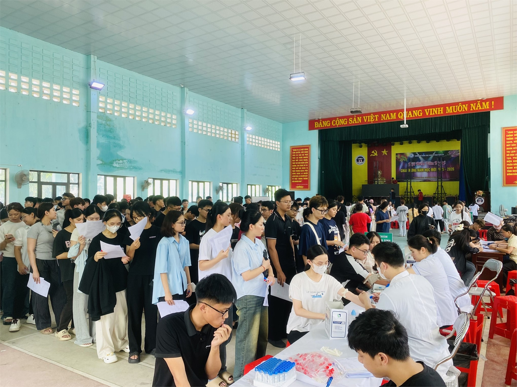Trường Đại học Hoa Lư tổ chức khám sức khoẻ định kỳ cho sinh viên Đại học khóa D18 hệ chính quy, học sinh khối 10 trường PTTH SP Tràng An năm học 2025-2026.