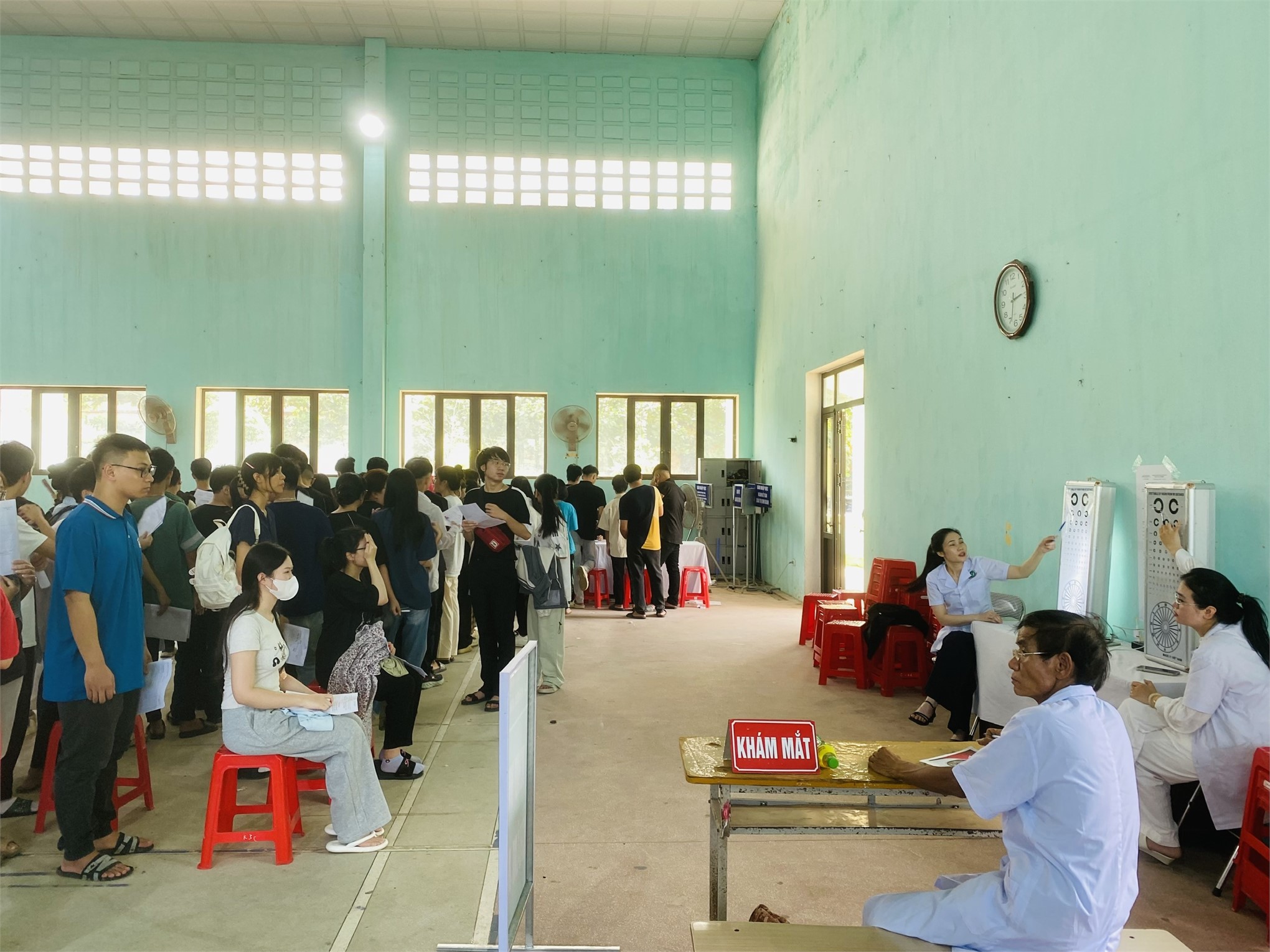 Trường Đại học Hoa Lư tổ chức khám sức khoẻ định kỳ cho sinh viên Đại học khóa D18 hệ chính quy, học sinh khối 10 trường PTTH SP Tràng An năm học 2025-2026.