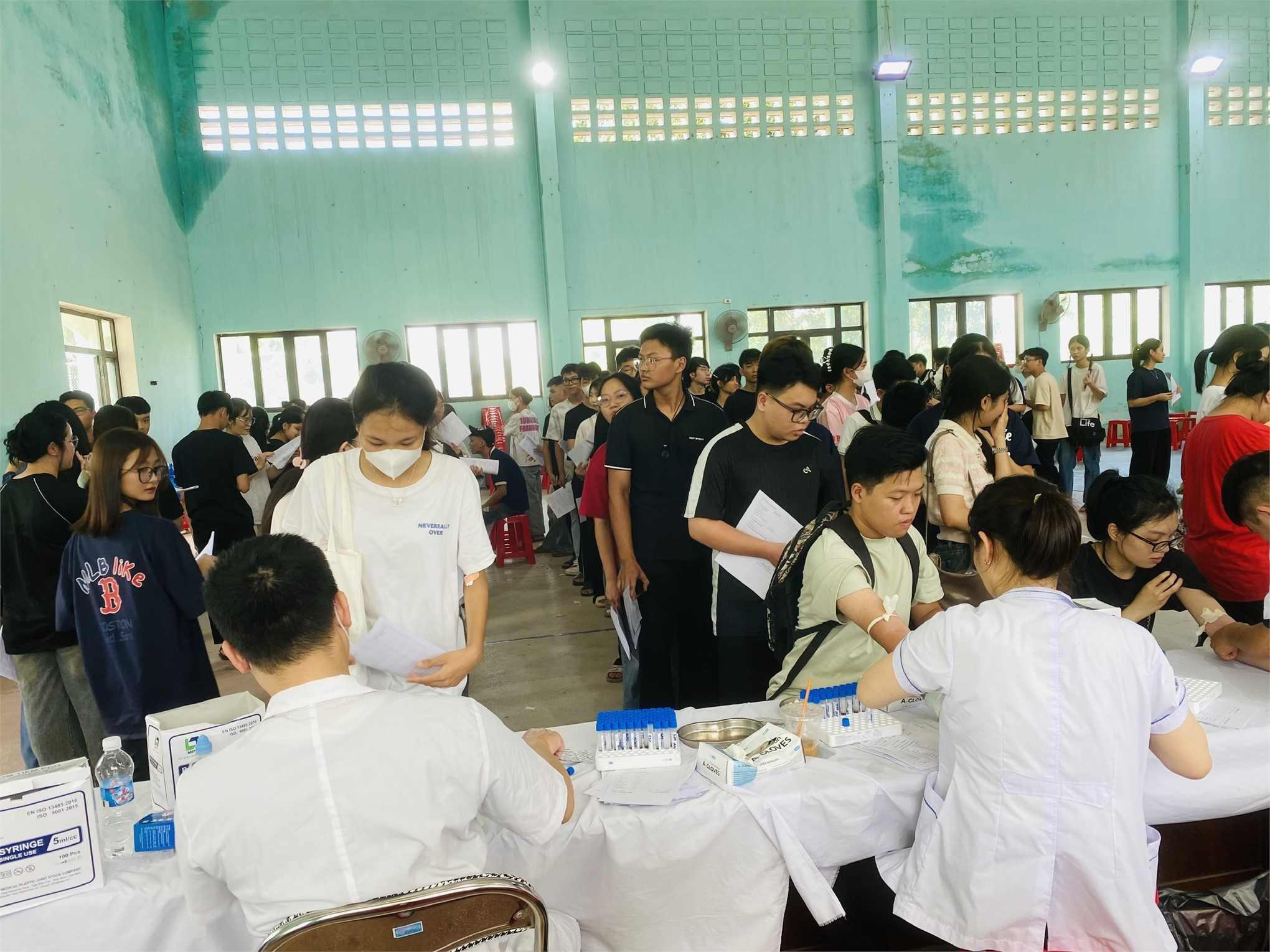 Trường Đại học Hoa Lư tổ chức khám sức khoẻ định kỳ cho sinh viên Đại học khóa D18 hệ chính quy, học sinh khối 10 trường PTTH SP Tràng An năm học 2025-2026.