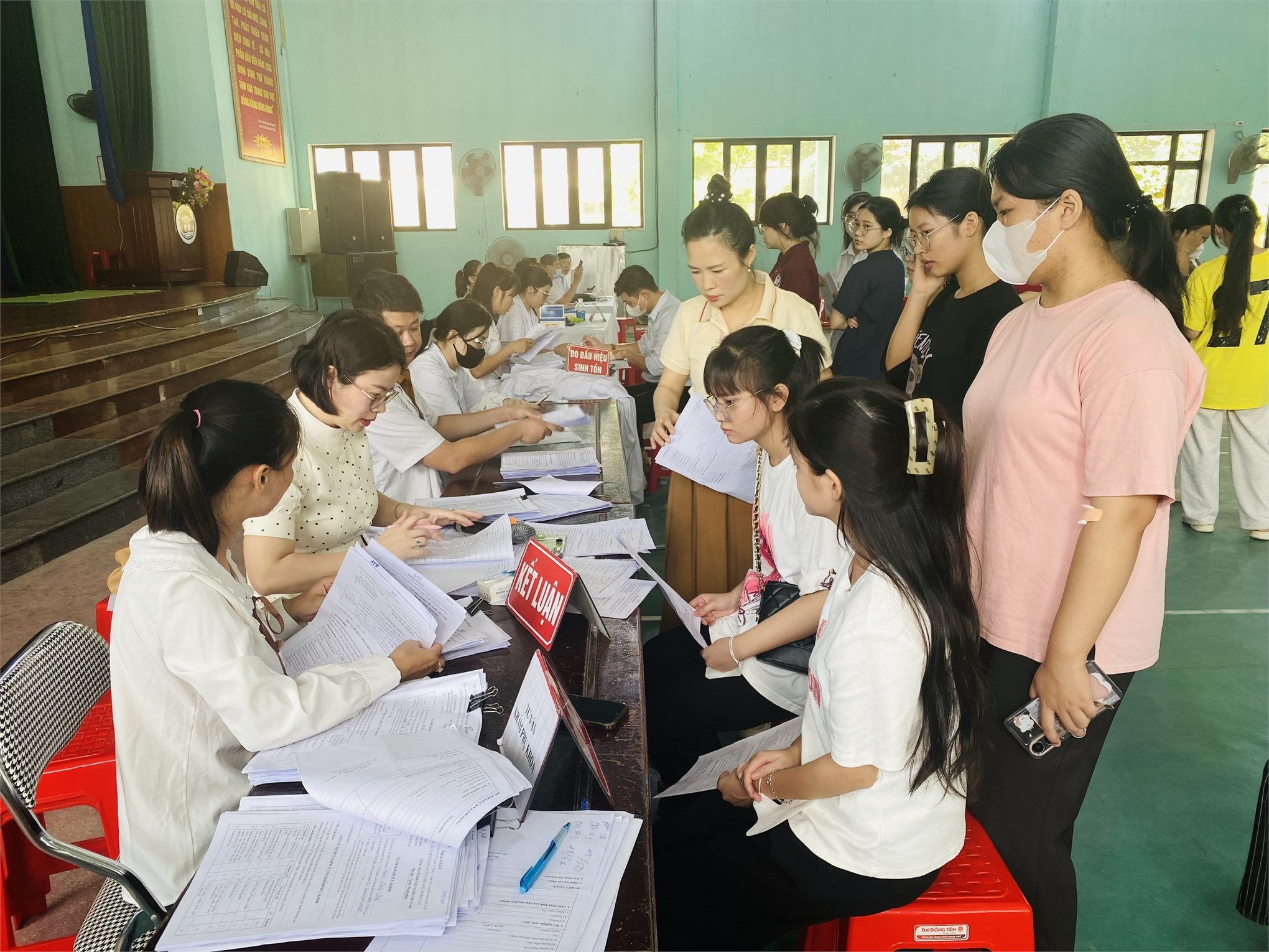 Trường Đại học Hoa Lư tổ chức khám sức khoẻ định kỳ cho sinh viên Đại học khóa D18 hệ chính quy, học sinh khối 10 trường PTTH SP Tràng An năm học 2025-2026.