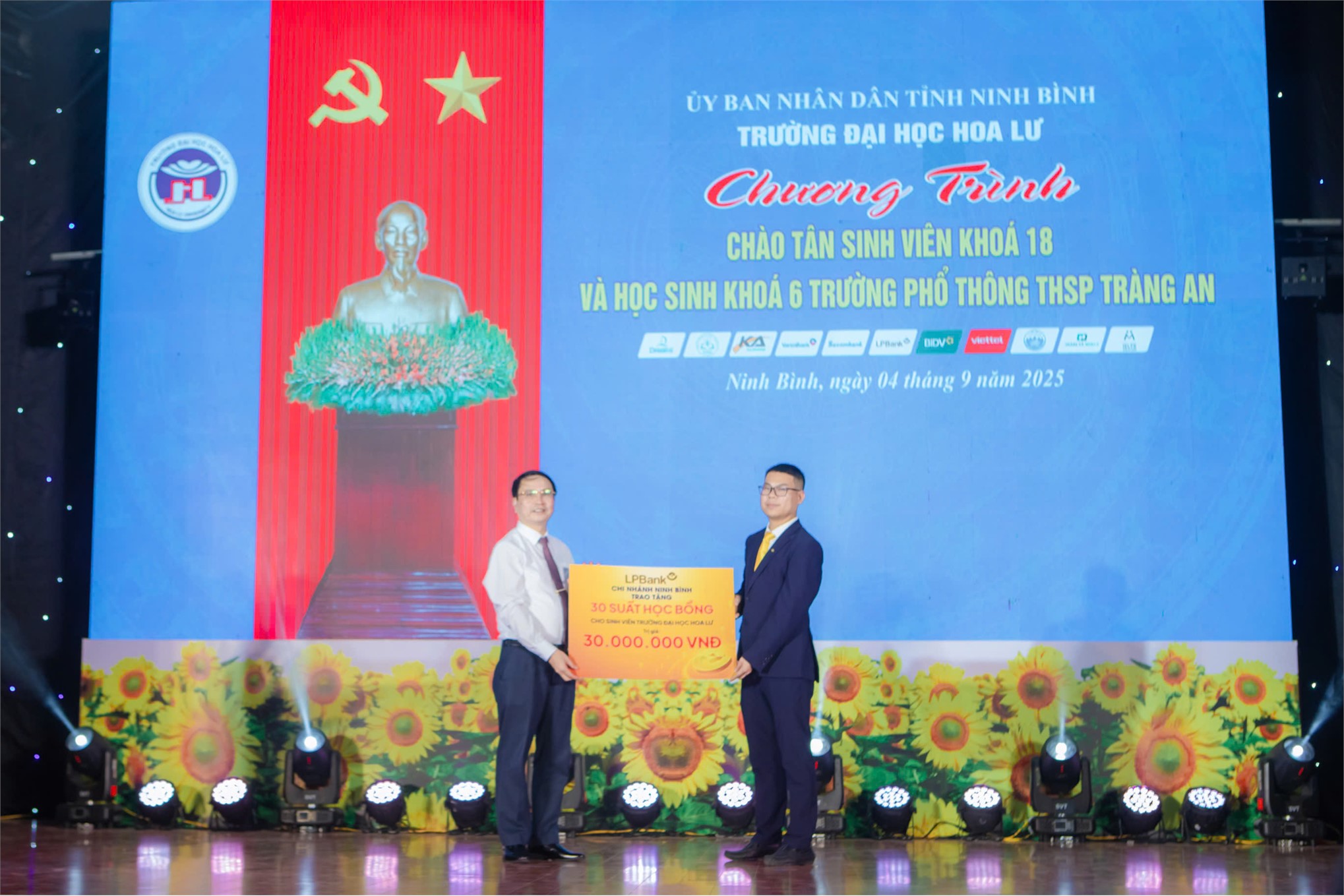 Chương trình Chào tân sinh viên Khóa 18 và học sinh khóa 6 Trường PTTHSP Tràng An