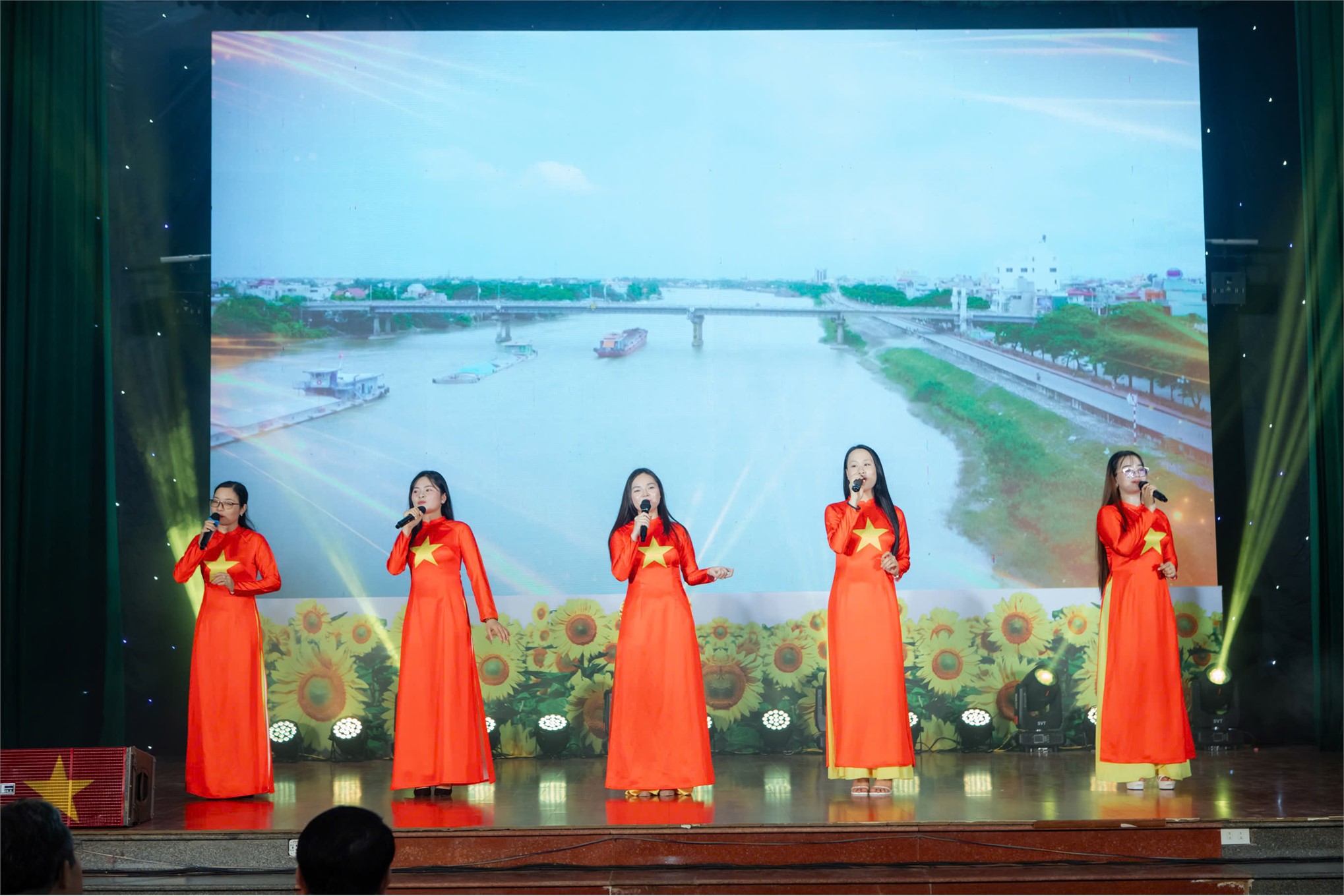 Chương trình Chào tân sinh viên Khóa 18 và học sinh khóa 6 Trường PTTHSP Tràng An