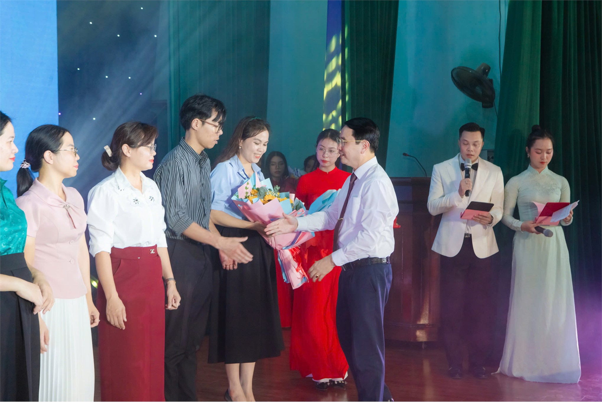Chương trình Chào tân sinh viên Khóa 18 và học sinh khóa 6 Trường PTTHSP Tràng An