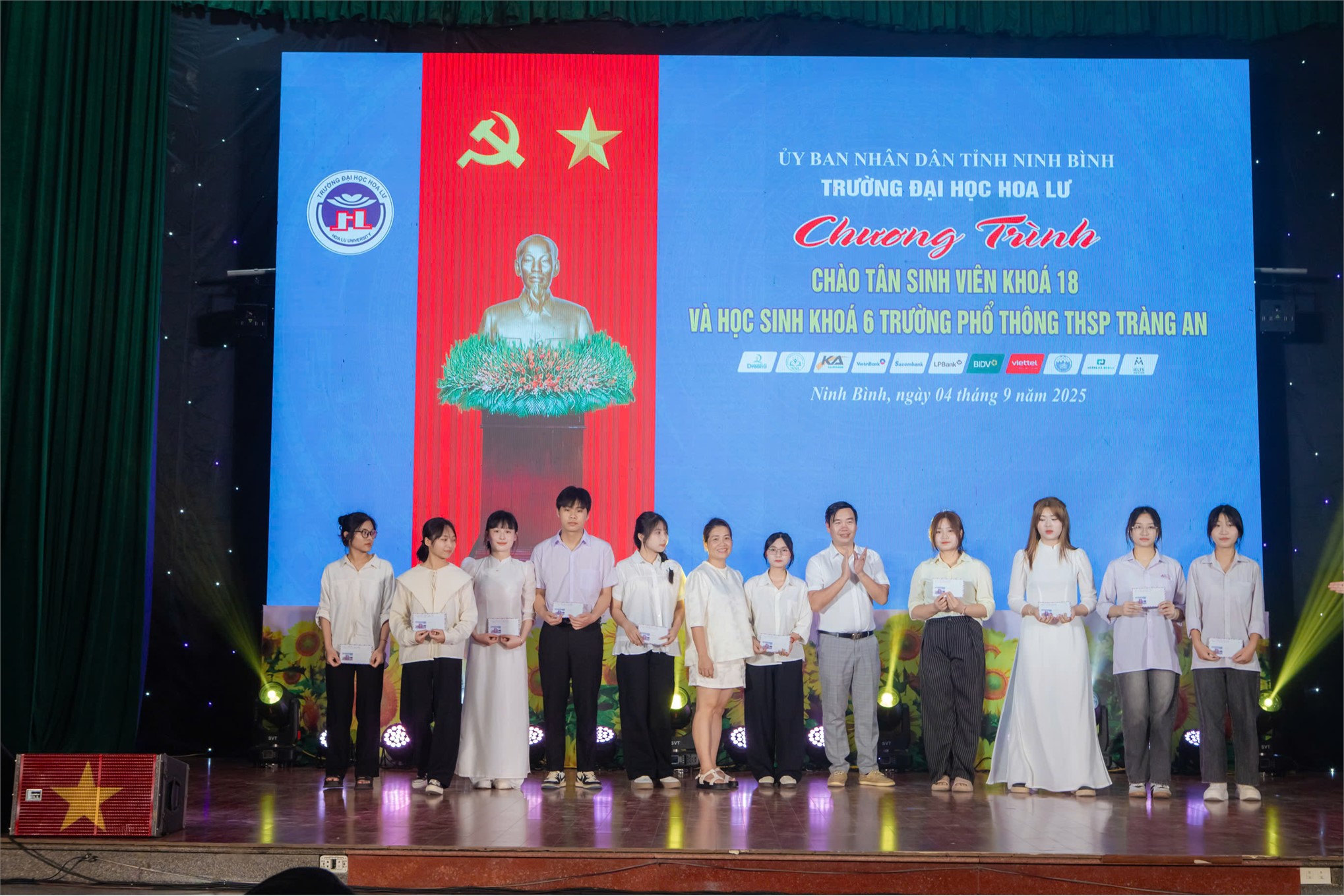 Chương trình Chào tân sinh viên Khóa 18 và học sinh khóa 6 Trường PTTHSP Tràng An