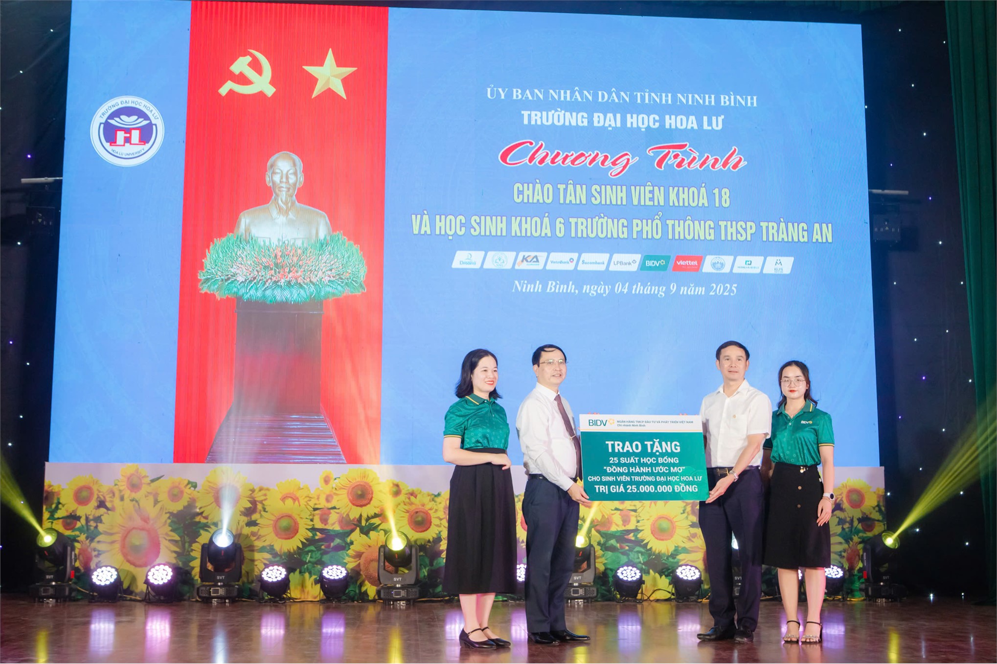 Chương trình Chào tân sinh viên Khóa 18 và học sinh khóa 6 Trường PTTHSP Tràng An