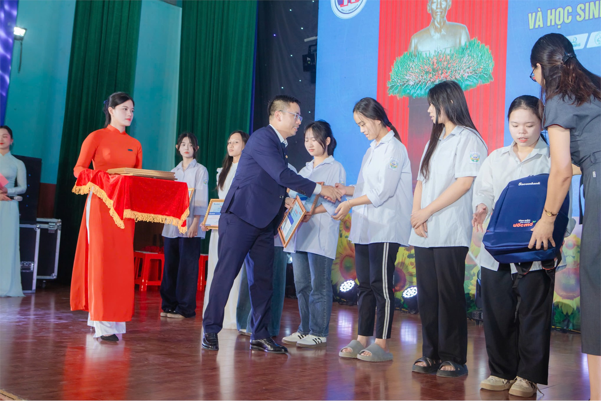 Chương trình Chào tân sinh viên Khóa 18 và học sinh khóa 6 Trường PTTHSP Tràng An