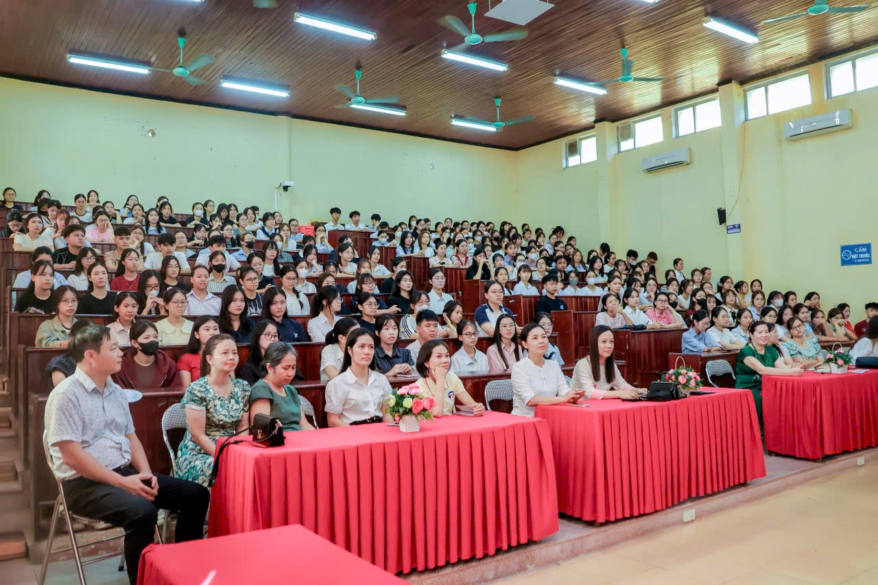 CHƯƠNG TRÌNH CHÀO TÂN SINH VIÊN KHÓA D18 NGÀNH GIÁO DỤC TIỂU HỌC, NGÀNH GIÁO DỤC MẦM NON NĂM HỌC 2025 - 2026