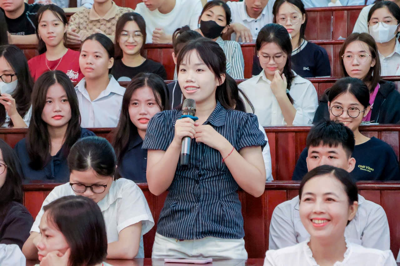 CHƯƠNG TRÌNH CHÀO TÂN SINH VIÊN KHÓA D18 NGÀNH GIÁO DỤC TIỂU HỌC, NGÀNH GIÁO DỤC MẦM NON NĂM HỌC 2025 - 2026