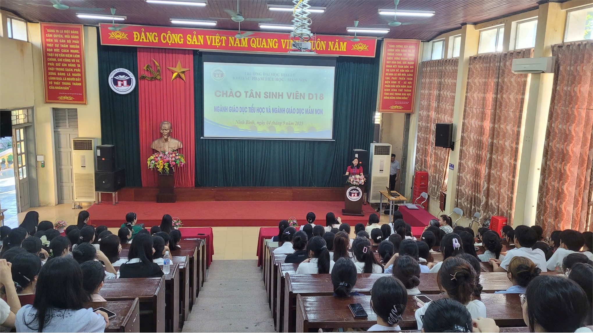 CHƯƠNG TRÌNH CHÀO TÂN SINH VIÊN KHÓA D18 NGÀNH GIÁO DỤC TIỂU HỌC, NGÀNH GIÁO DỤC MẦM NON NĂM HỌC 2025 - 2026