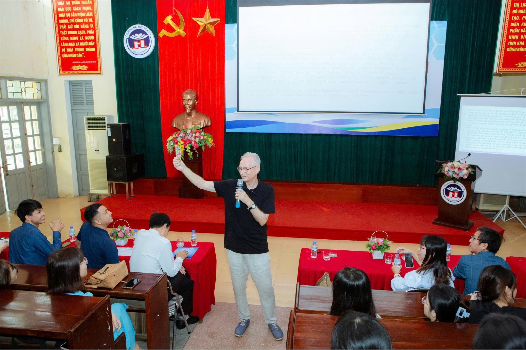 Giáo sư Michael Furmanovsky làm việc, chia sẻ với giảng viên, sinh viên Trường Đại học Hoa Lư về phương pháp dạy và học Tiếng Anh