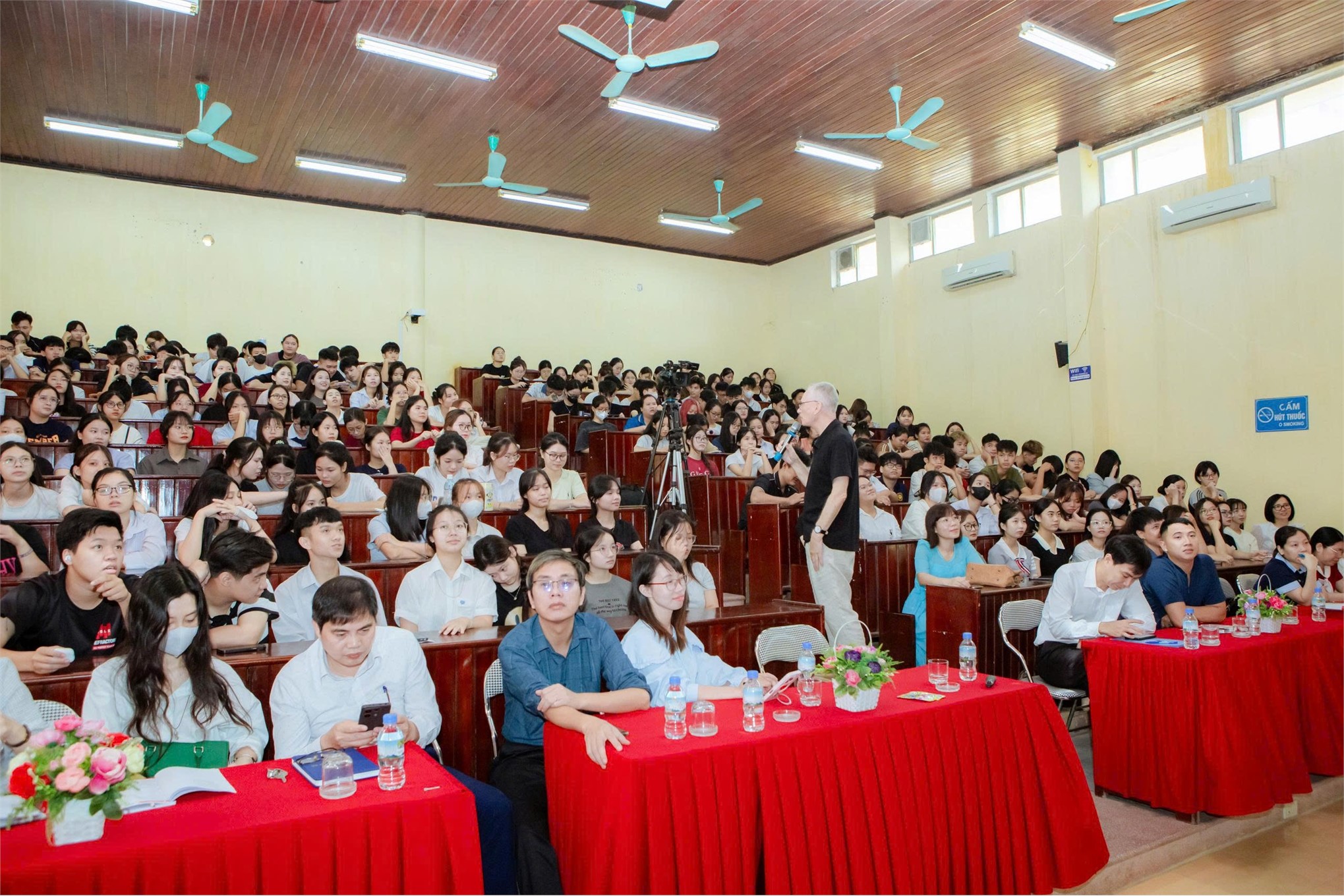 Giáo sư Michael Furmanovsky làm việc, chia sẻ với giảng viên, sinh viên Trường Đại học Hoa Lư về phương pháp dạy và học Tiếng Anh